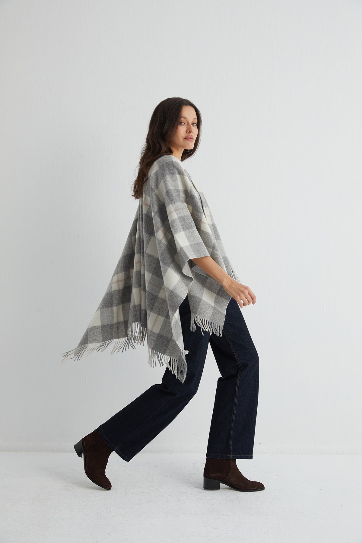 Gri Laura Saf Yün Panço