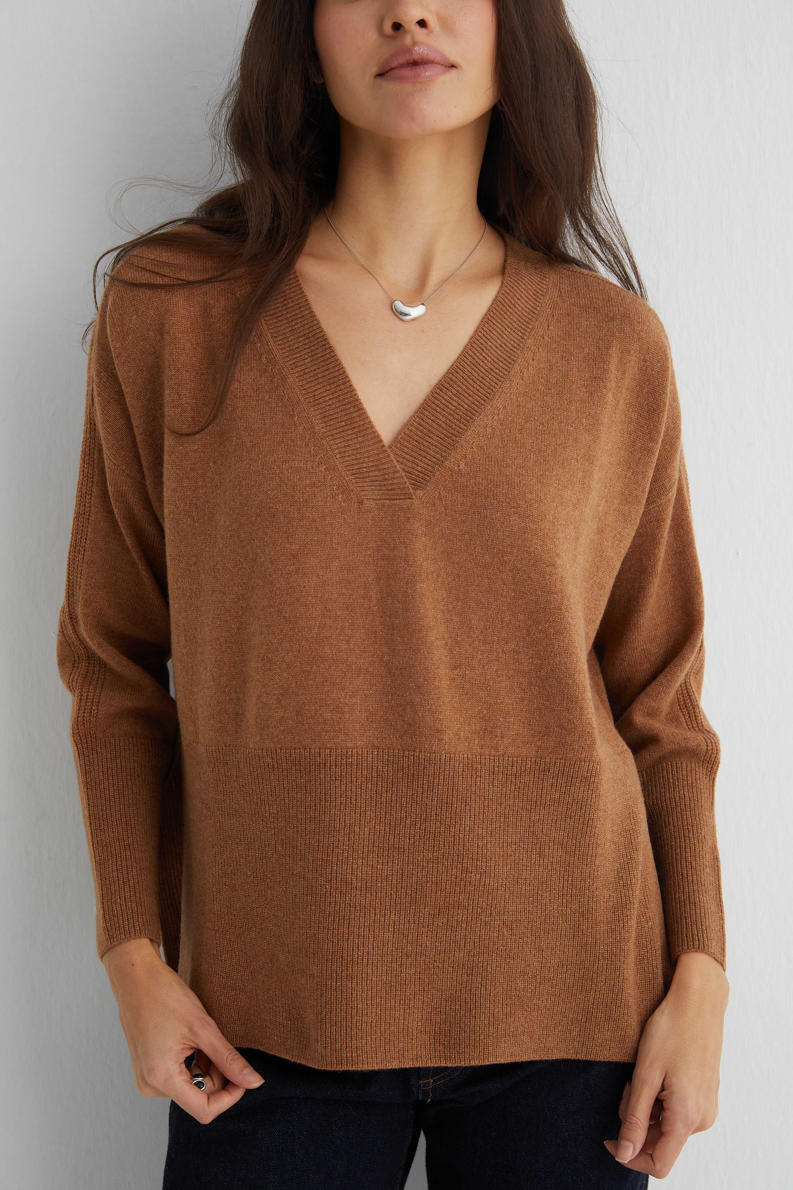 Koyu Camel Isabella Saf Kaşmir Derin V Yaka Kazak