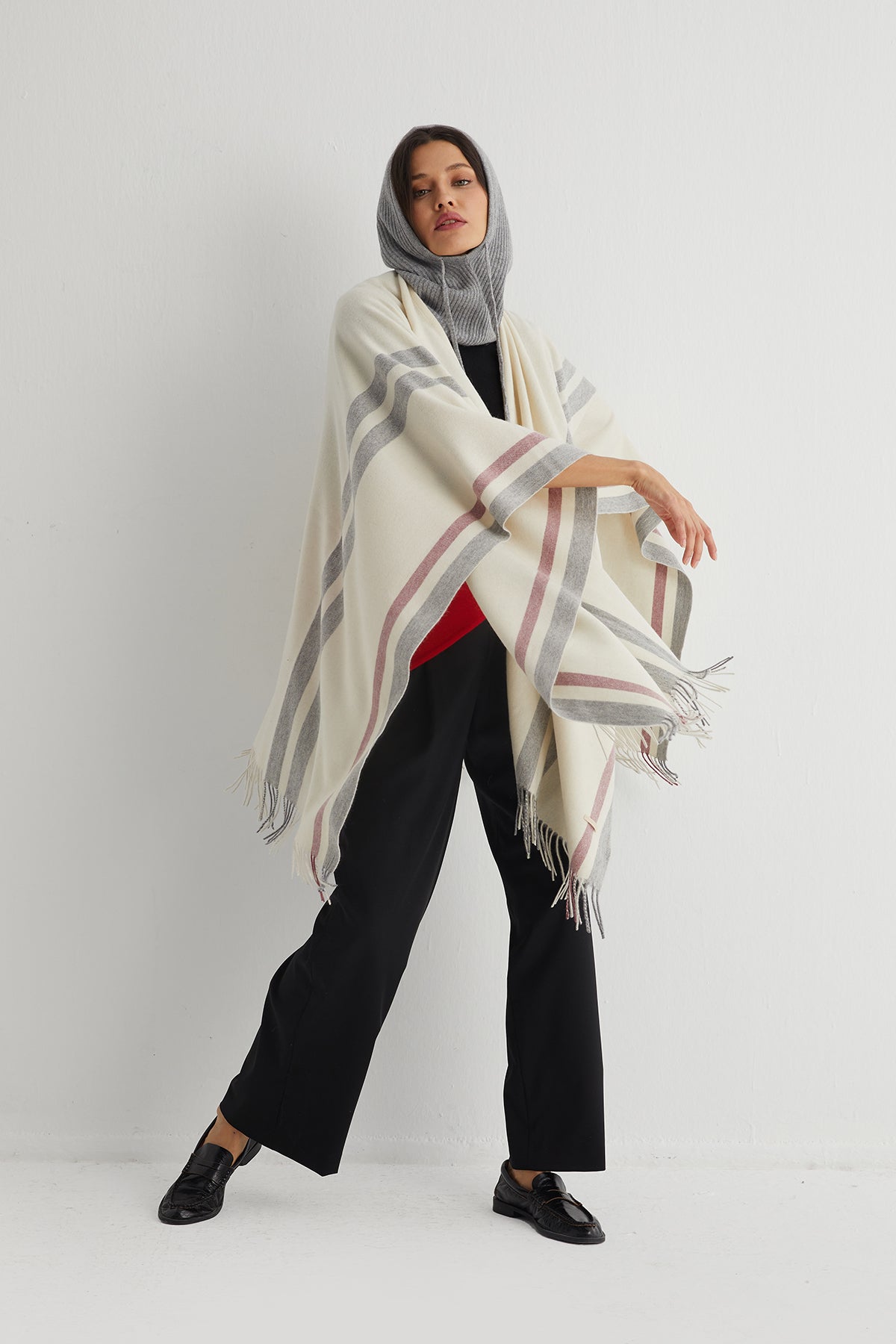 Beyaz Laura Saf Yün Panço