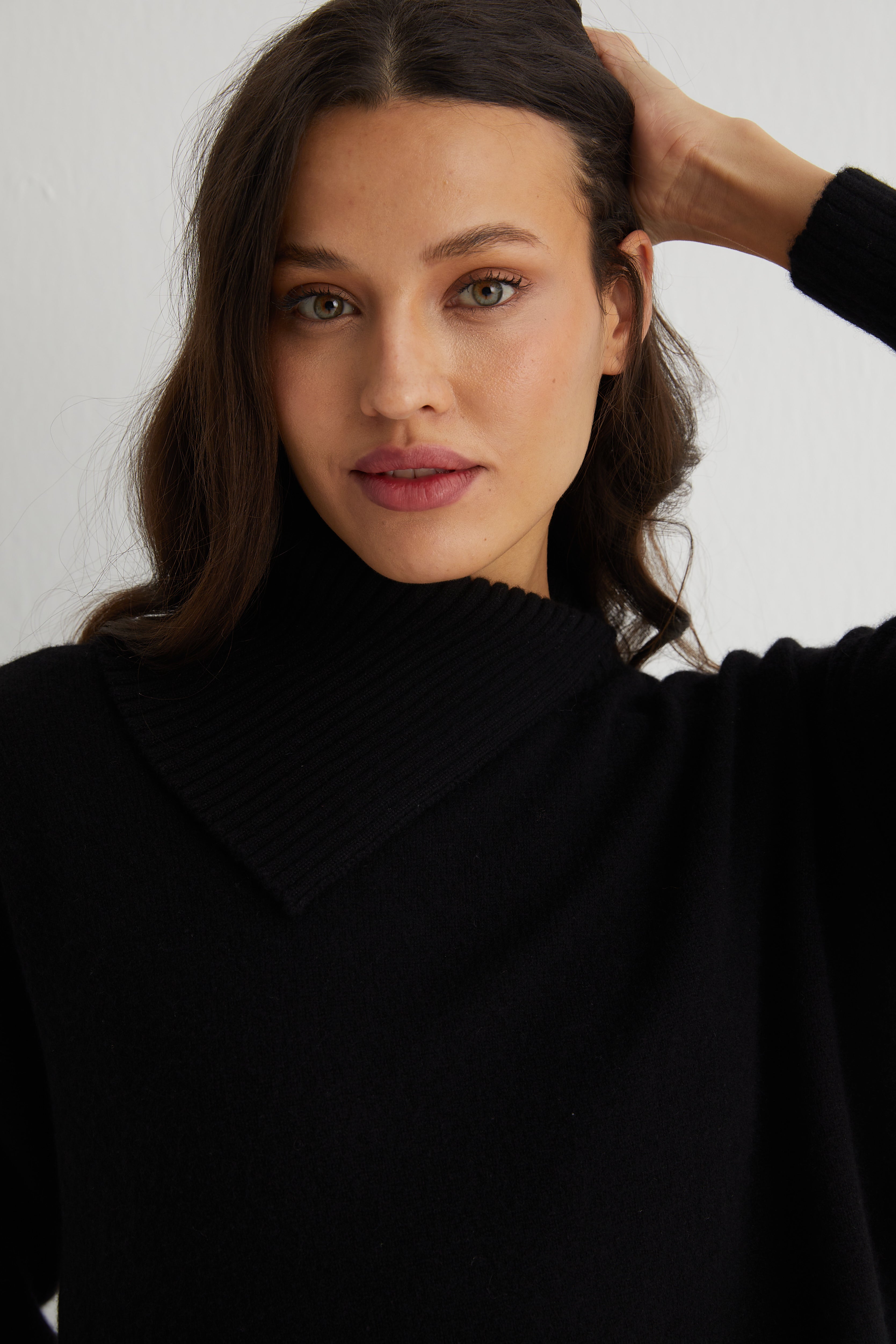 Siyah Isabella Saf Kaşmir Balıkçı Yaka Kazak