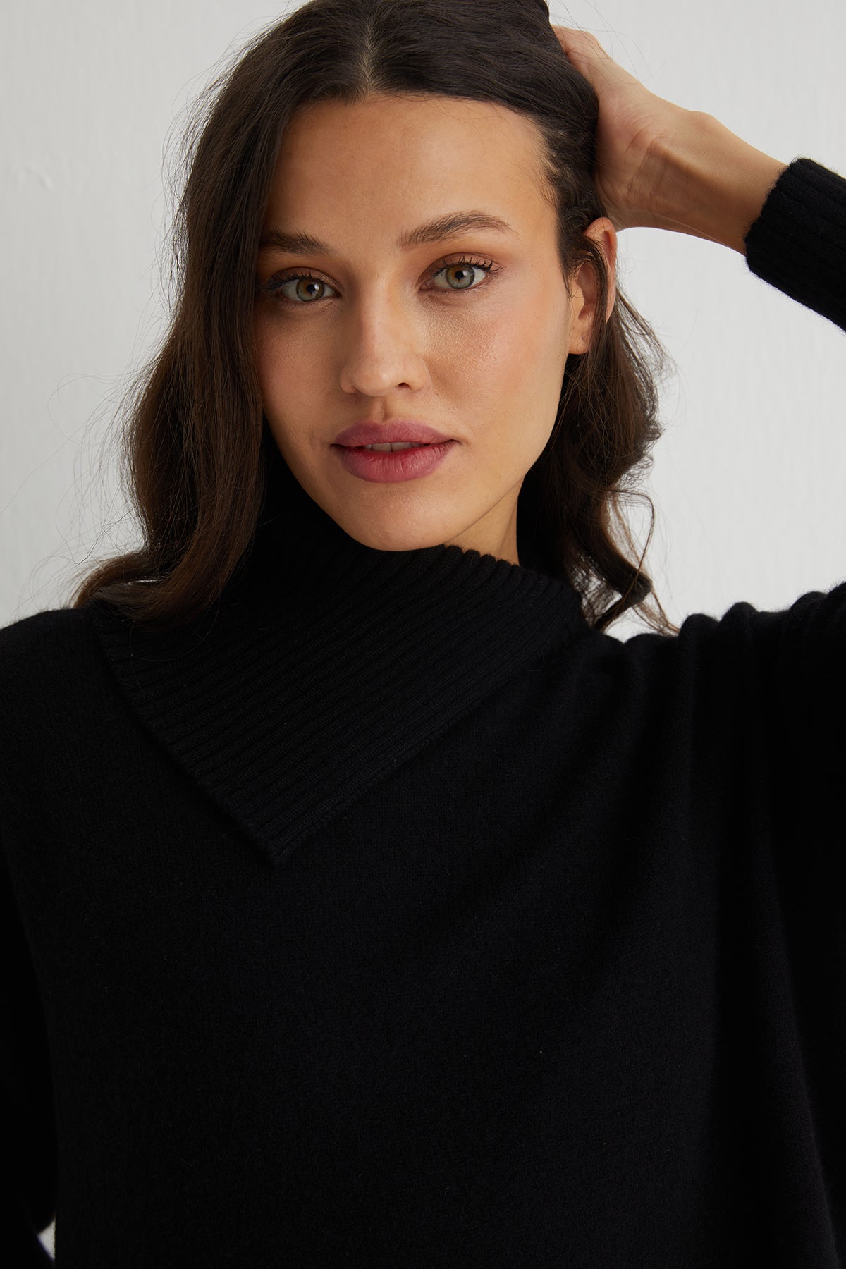 Siyah Isabella Saf Kaşmir Balıkçı Yaka Kazak