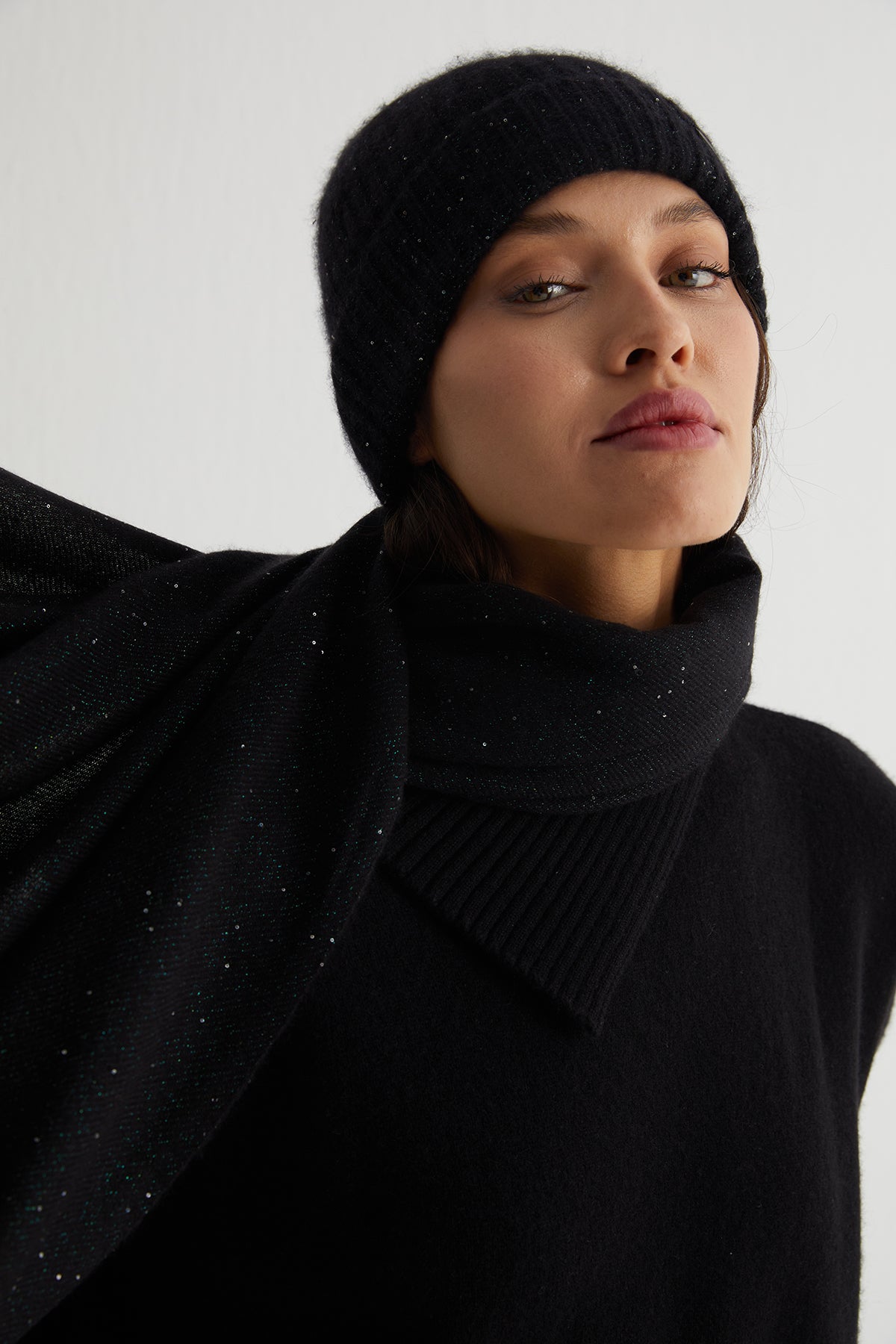 Siyah Paris Kaşmirli Pullu Bere