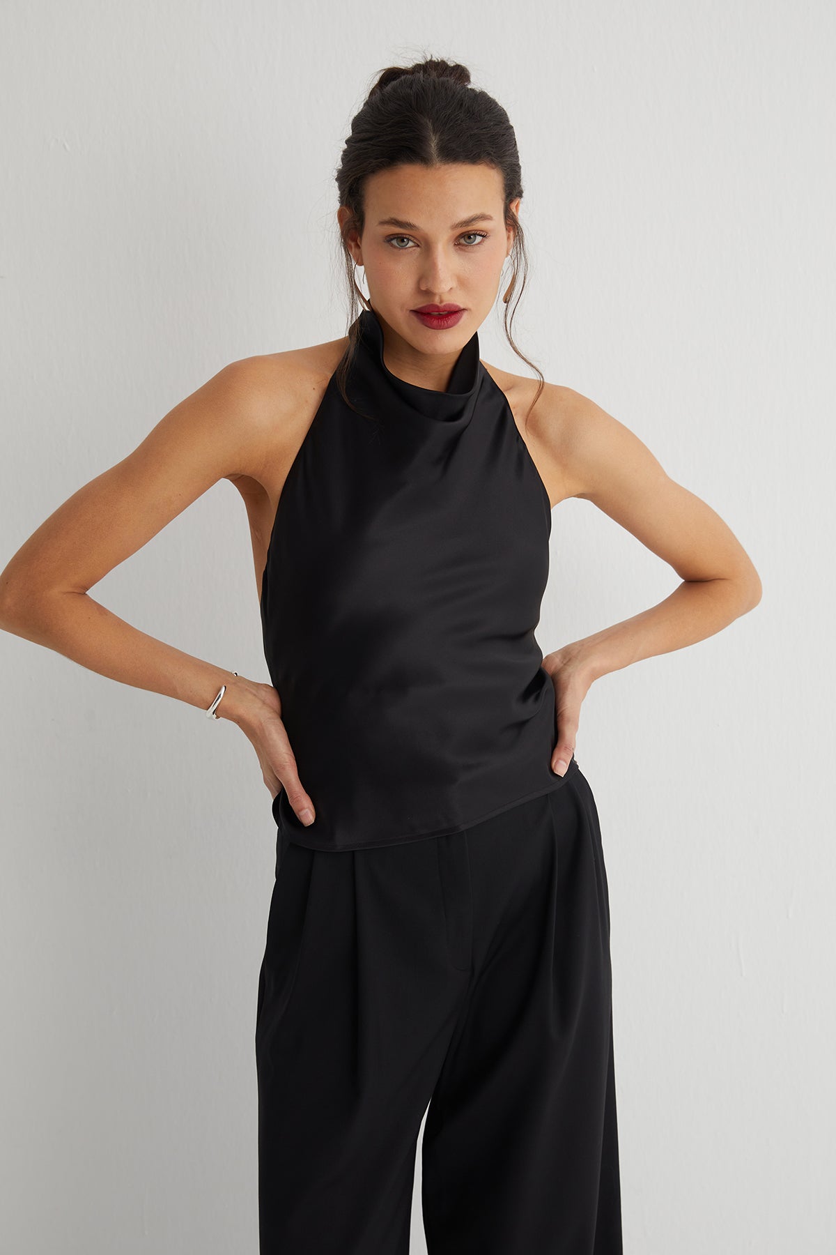 Siyah Luna Saf İpek Arkası Açık Bluz