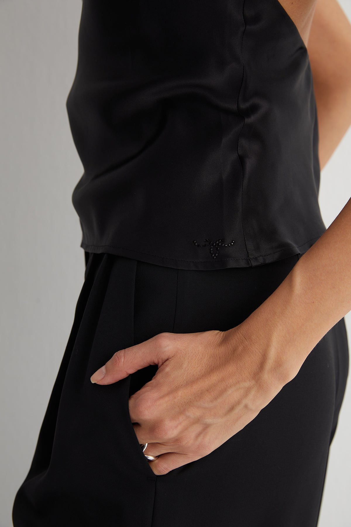 Siyah Luna Saf İpek Arkası Açık Bluz