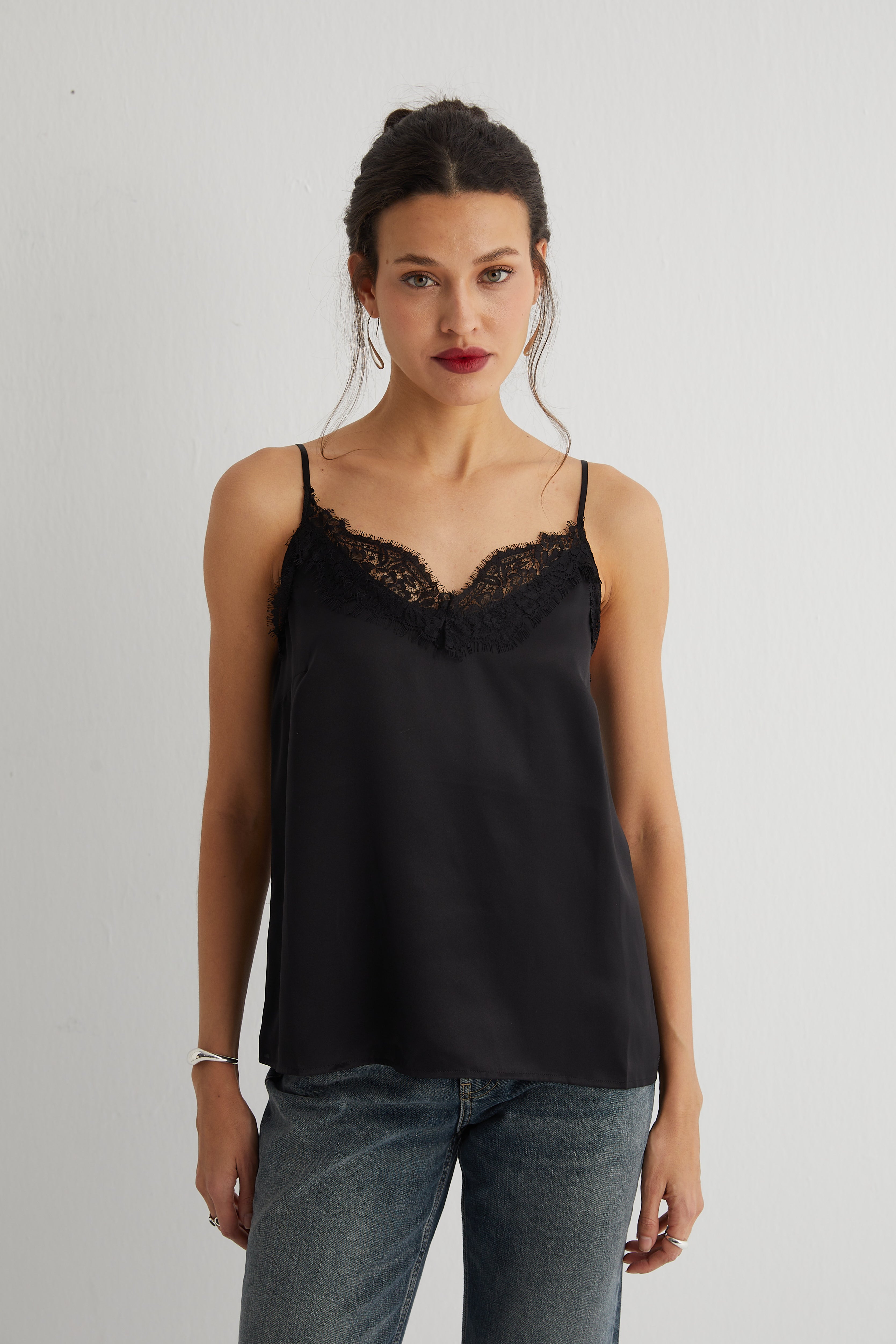 Siyah Paris Saf İpek Dantel Detaylı Askılı Bluz