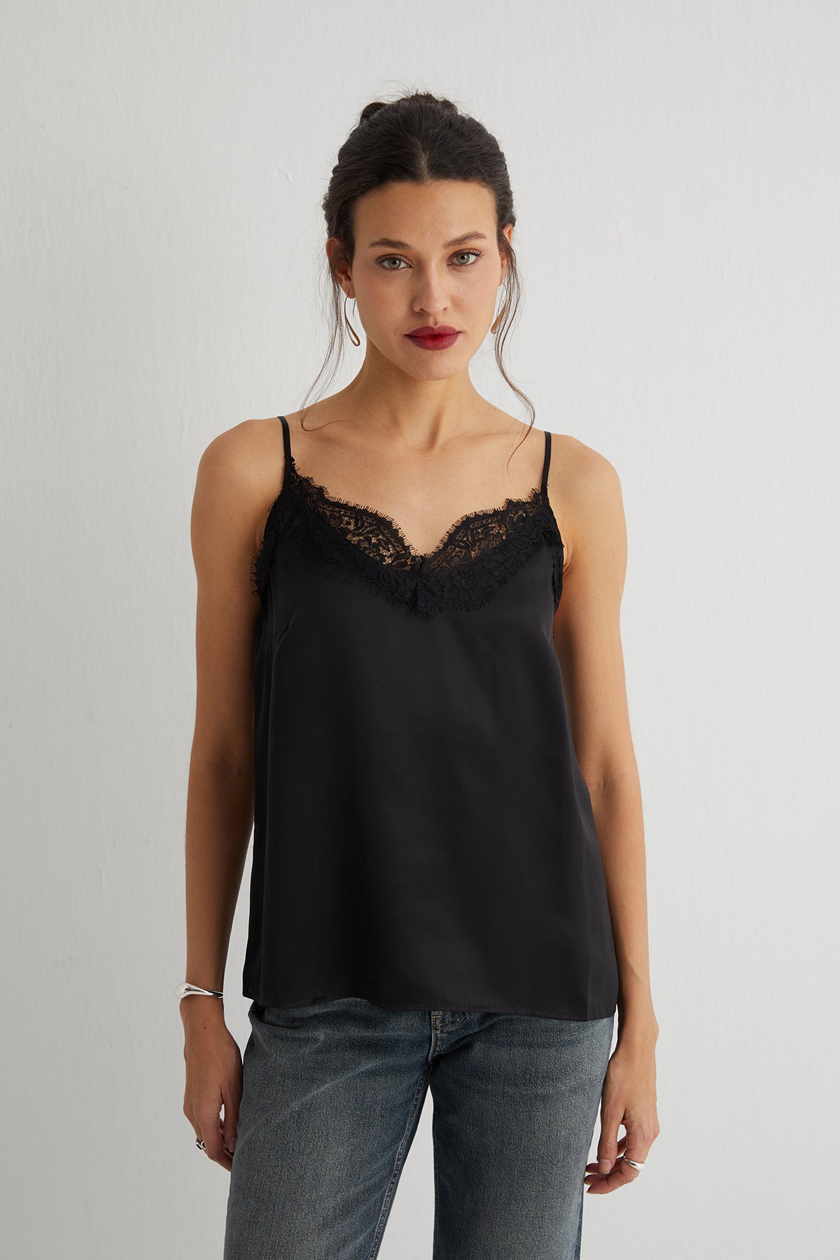 Siyah Paris Saf İpek Dantel Detaylı Askılı Bluz