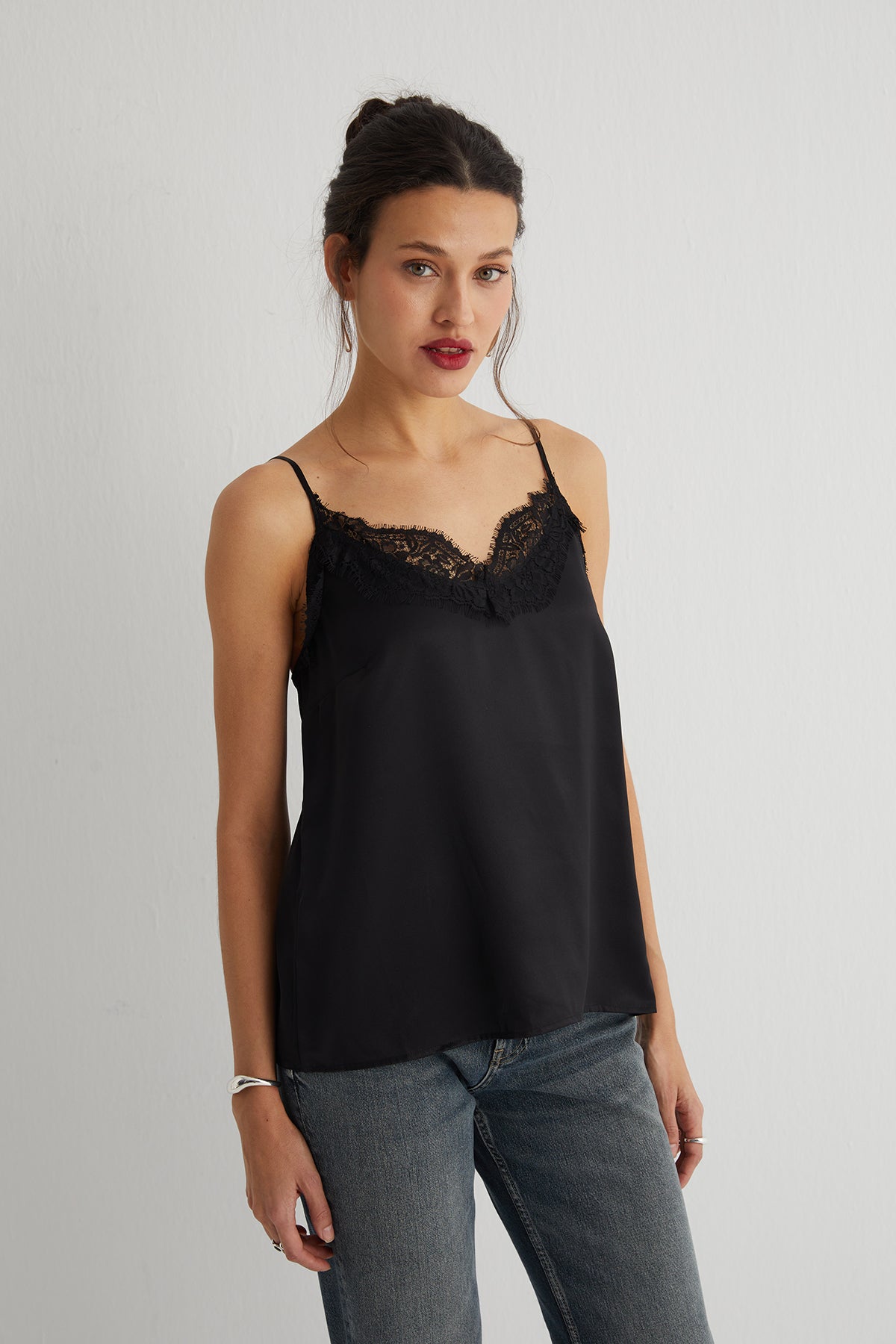 Siyah Paris Saf İpek Dantel Detaylı Askılı Bluz