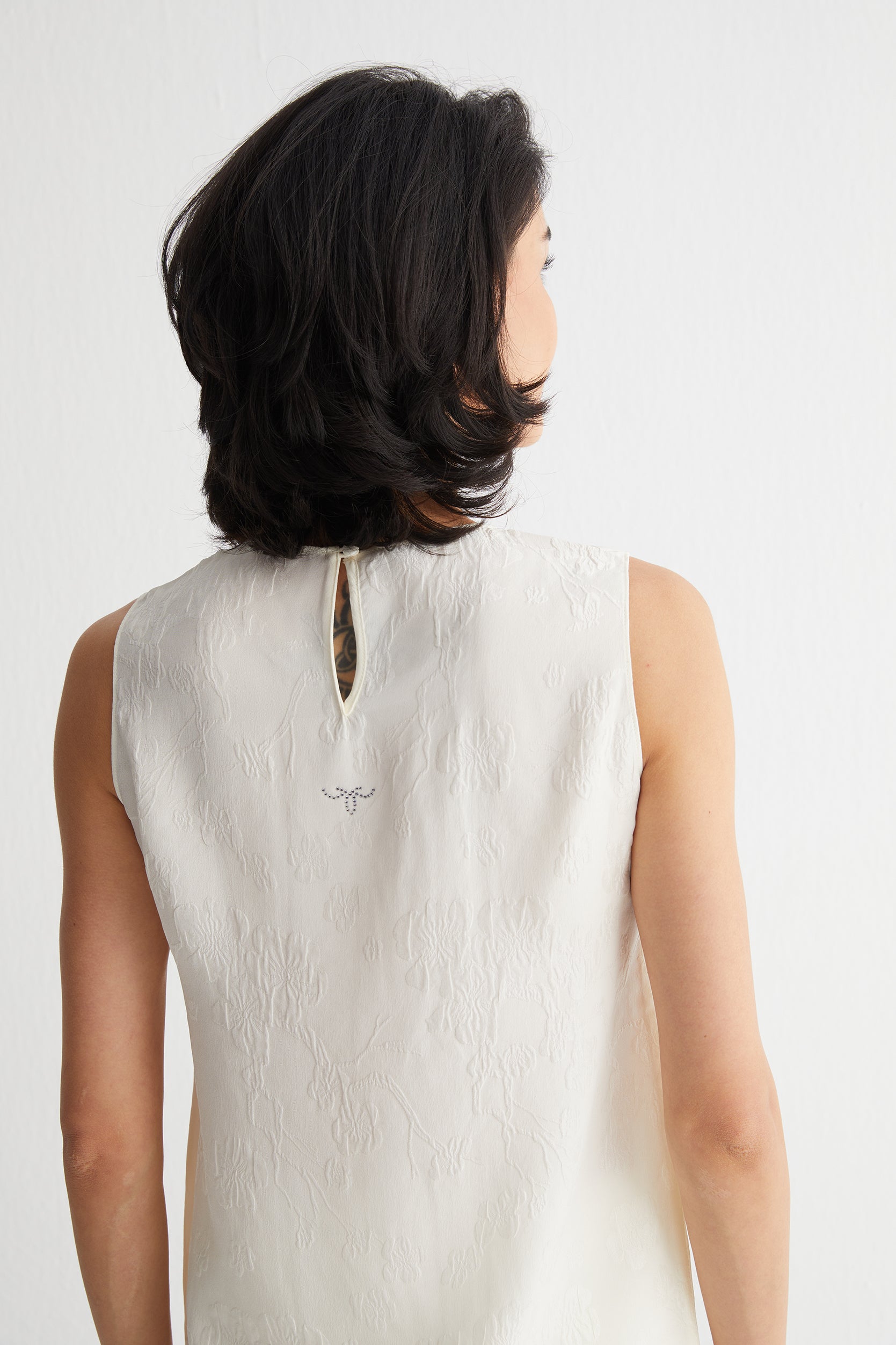 Ekru Toscana Saf İpek Yuvarlak Yaka Kolsuz Bluz