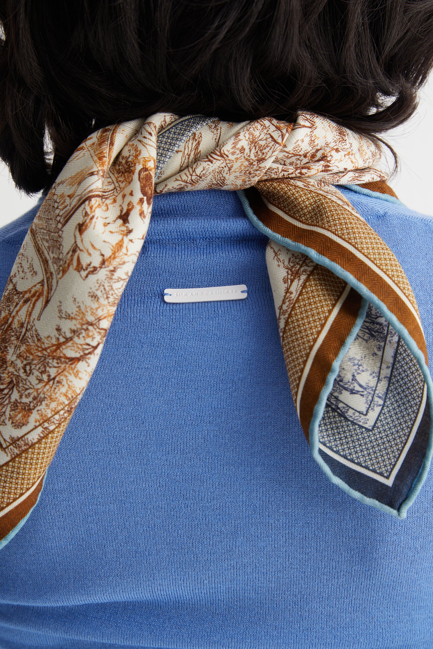 Lacivert Beyaz Lea Kaşmir Desenli Kare Eşarp 70x70