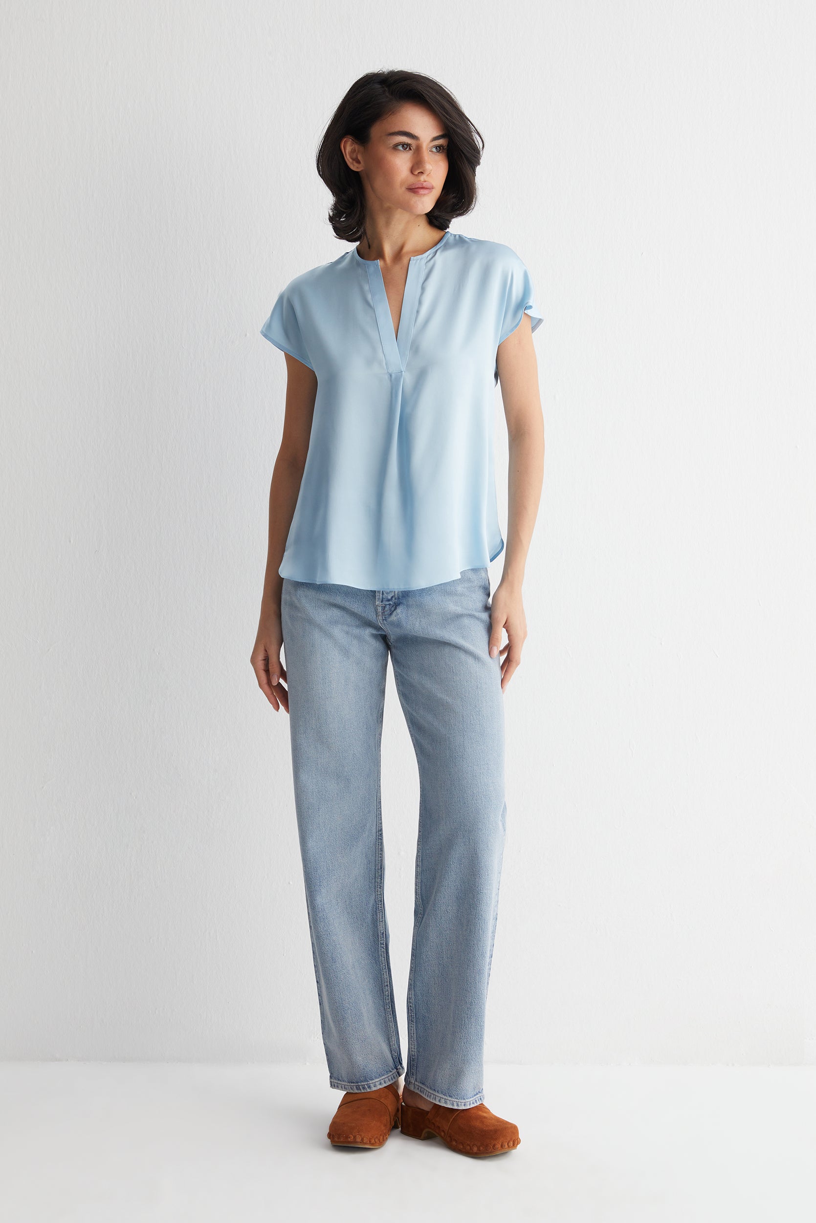 Açık Mavi Monica Saf İpek V Yaka Kısa Kollu Bluz