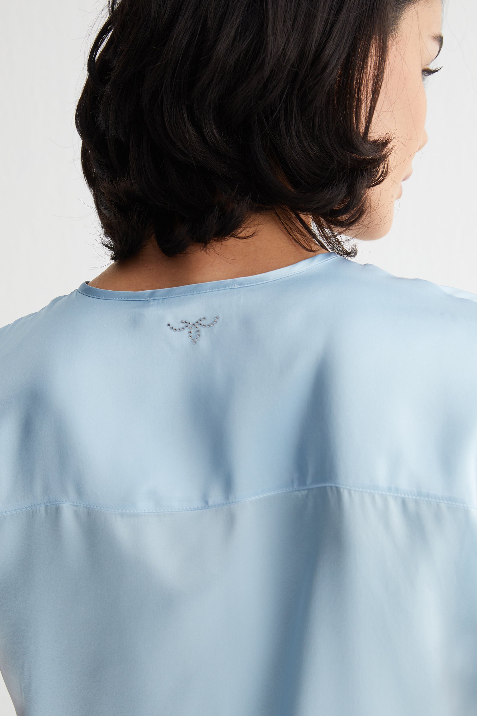 Açık Mavi Monica Saf İpek V Yaka Kısa Kollu Bluz