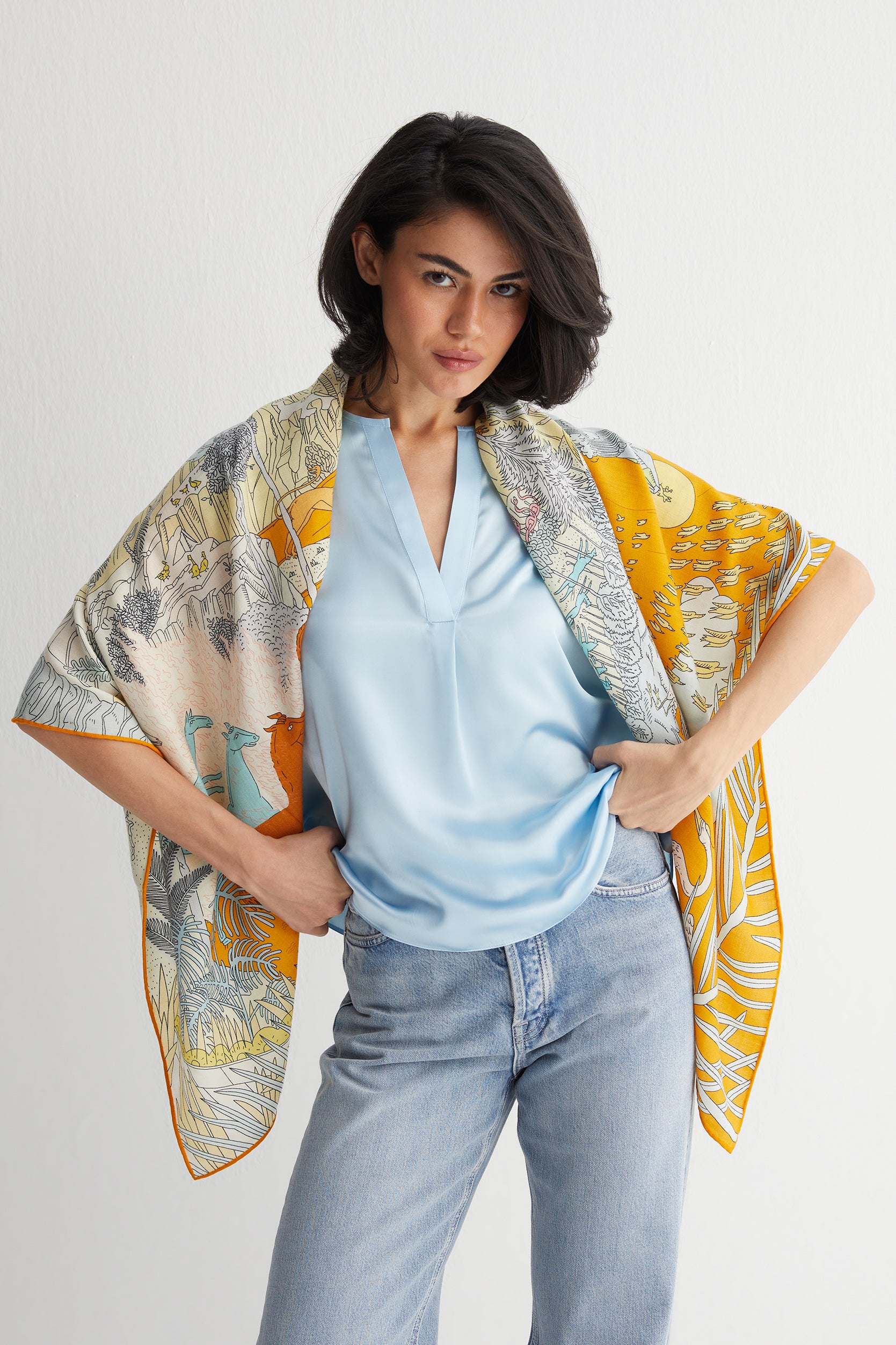 Açık Mavi Monica Saf İpek V Yaka Kısa Kollu Bluz