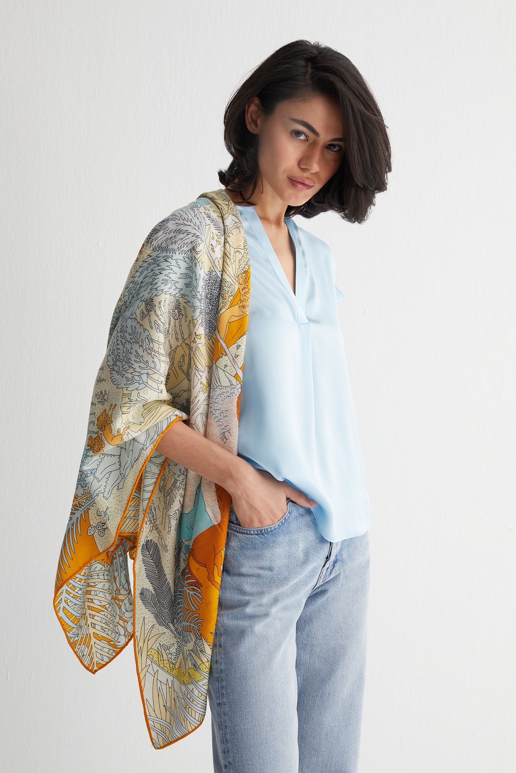 Açık Mavi Monica Saf İpek V Yaka Kısa Kollu Bluz