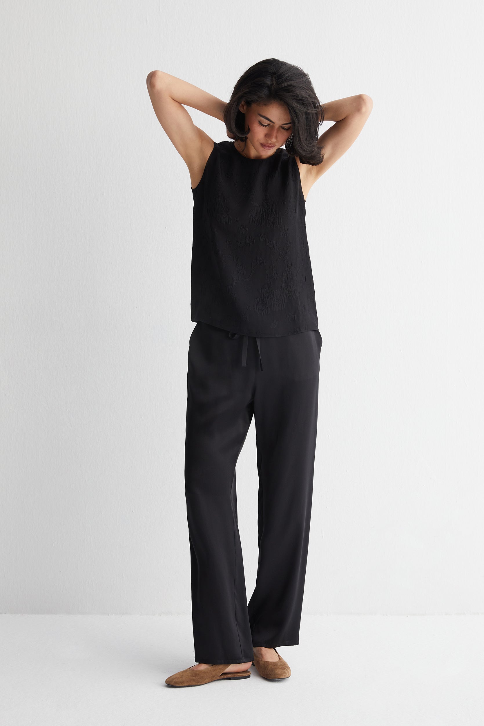 Siyah Toscana Saf İpek Yuvarlak Yaka Kolsuz Bluz