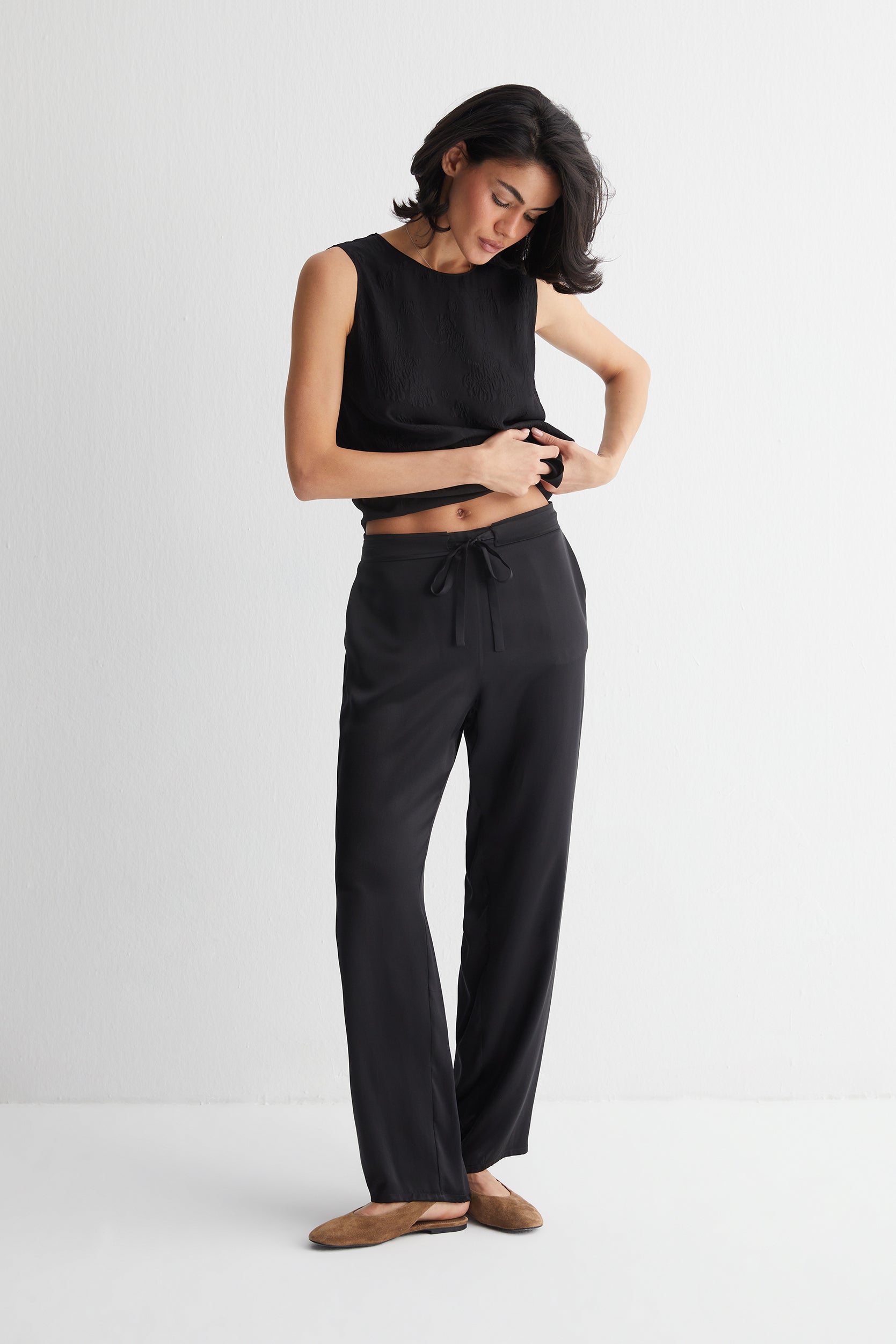 Siyah Toscana Saf İpek Yuvarlak Yaka Kolsuz Bluz