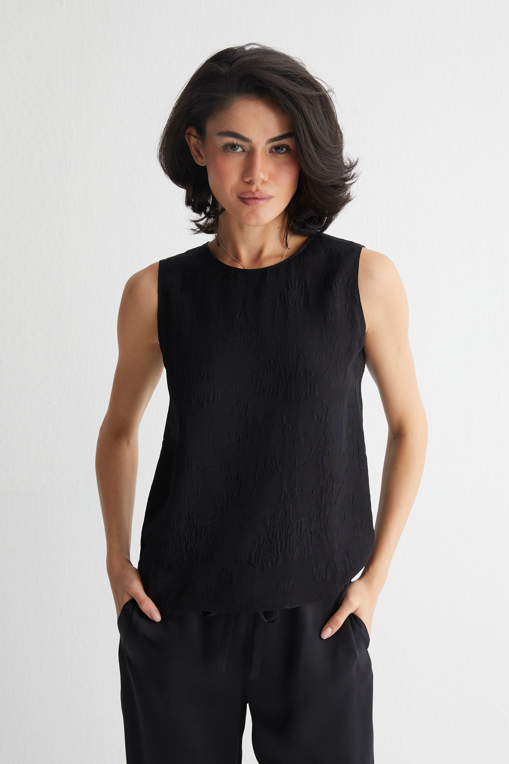 Siyah Toscana Saf İpek Yuvarlak Yaka Kolsuz Bluz