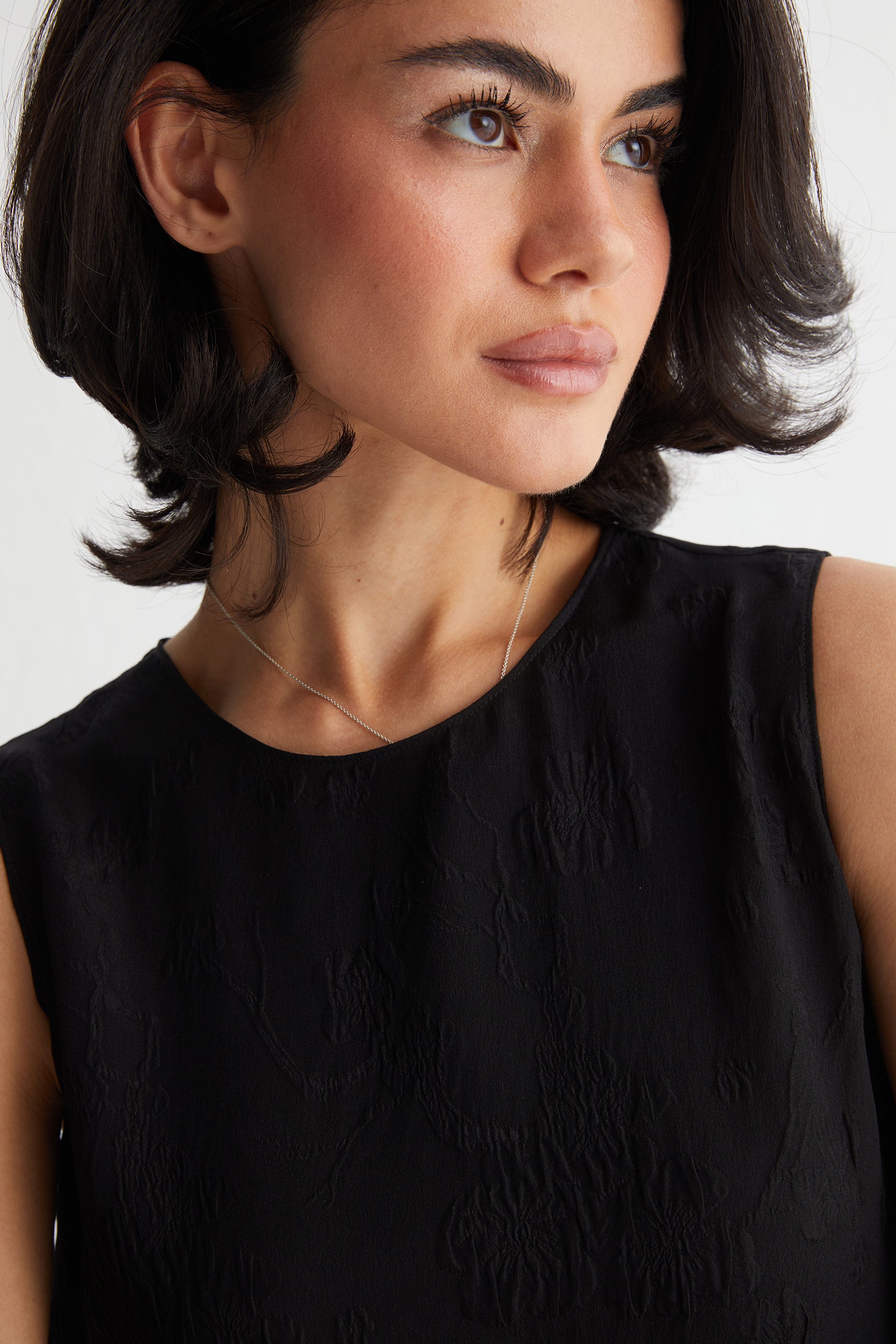 Siyah Toscana Saf İpek Yuvarlak Yaka Kolsuz Bluz