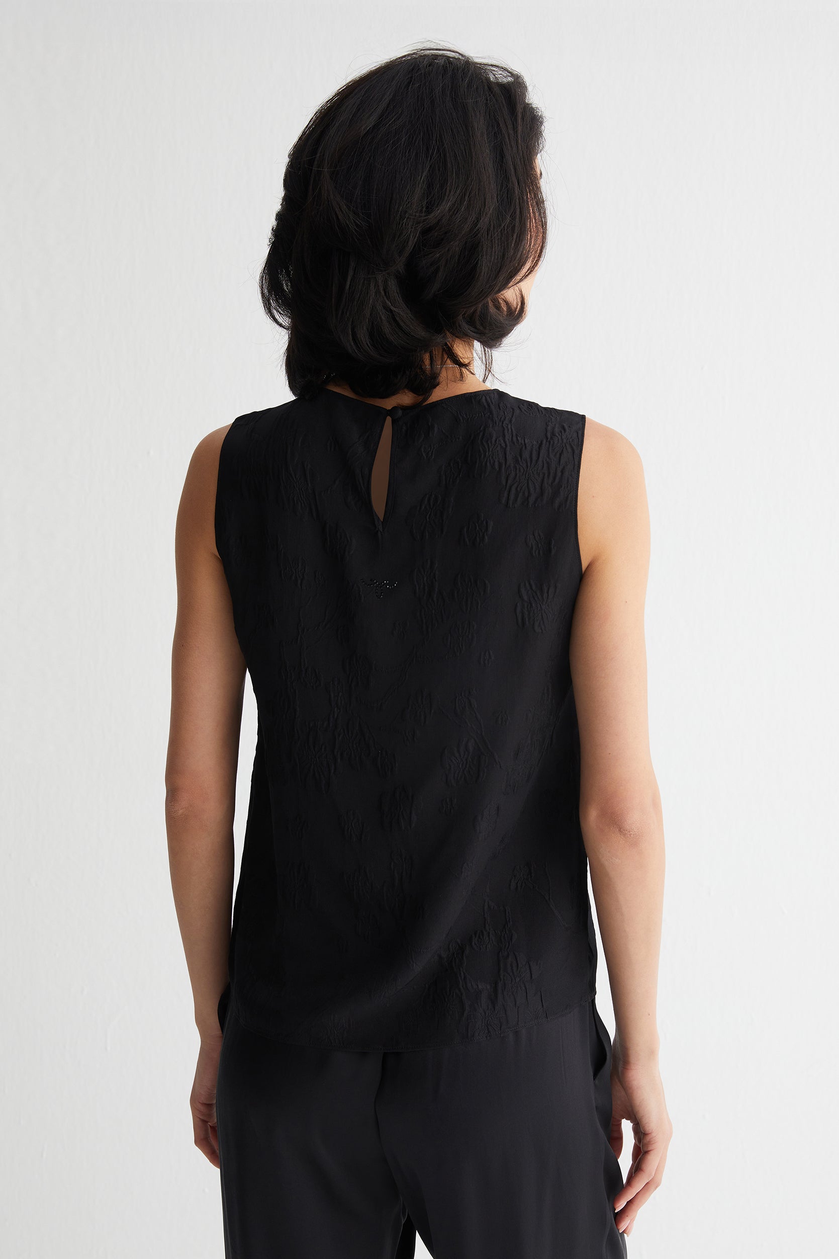 Siyah Toscana Saf İpek Yuvarlak Yaka Kolsuz Bluz