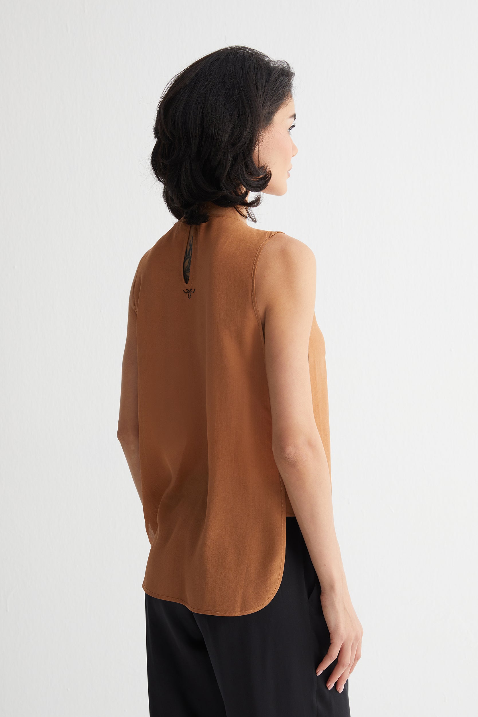 Kahverengi Toscana İpek Yuvarlak Yaka Rahat Kesim Bluz