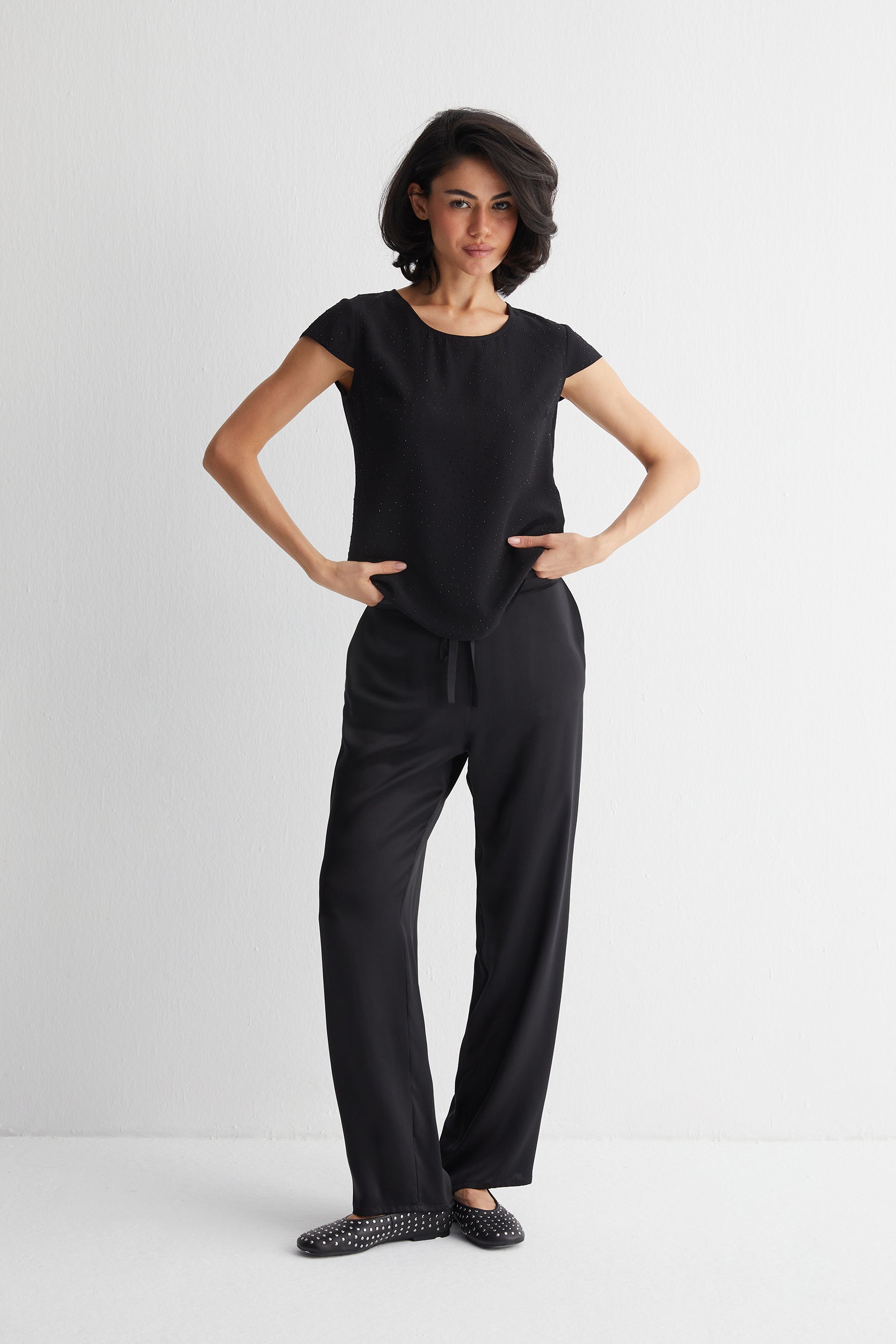 Siyah Nature Saf İpek Taş Süslemeli Yuvarlak Yaka Kısa Kollu Bluz