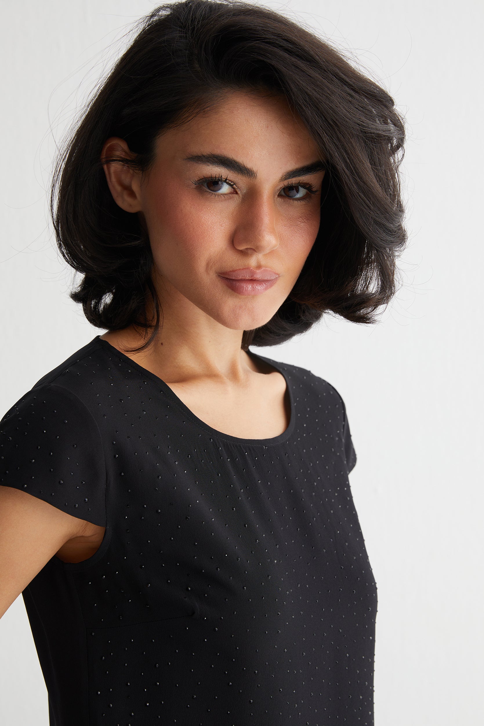 Siyah Nature Saf İpek Taş Süslemeli Yuvarlak Yaka Kısa Kollu Bluz