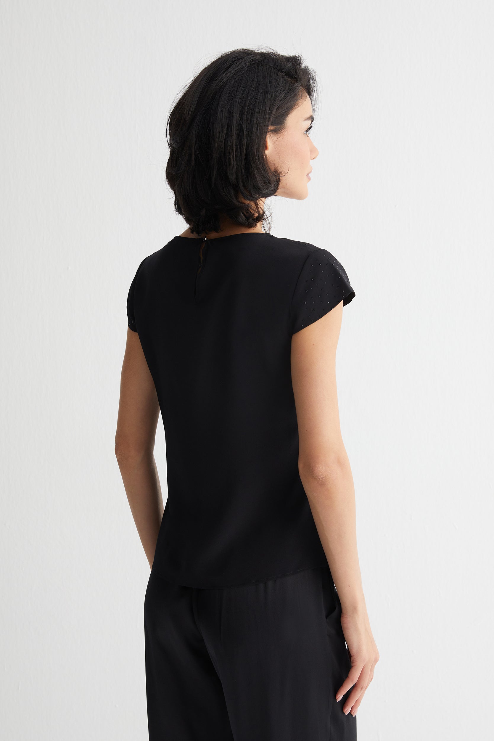 Siyah Nature Saf İpek Taş Süslemeli Yuvarlak Yaka Kısa Kollu Bluz