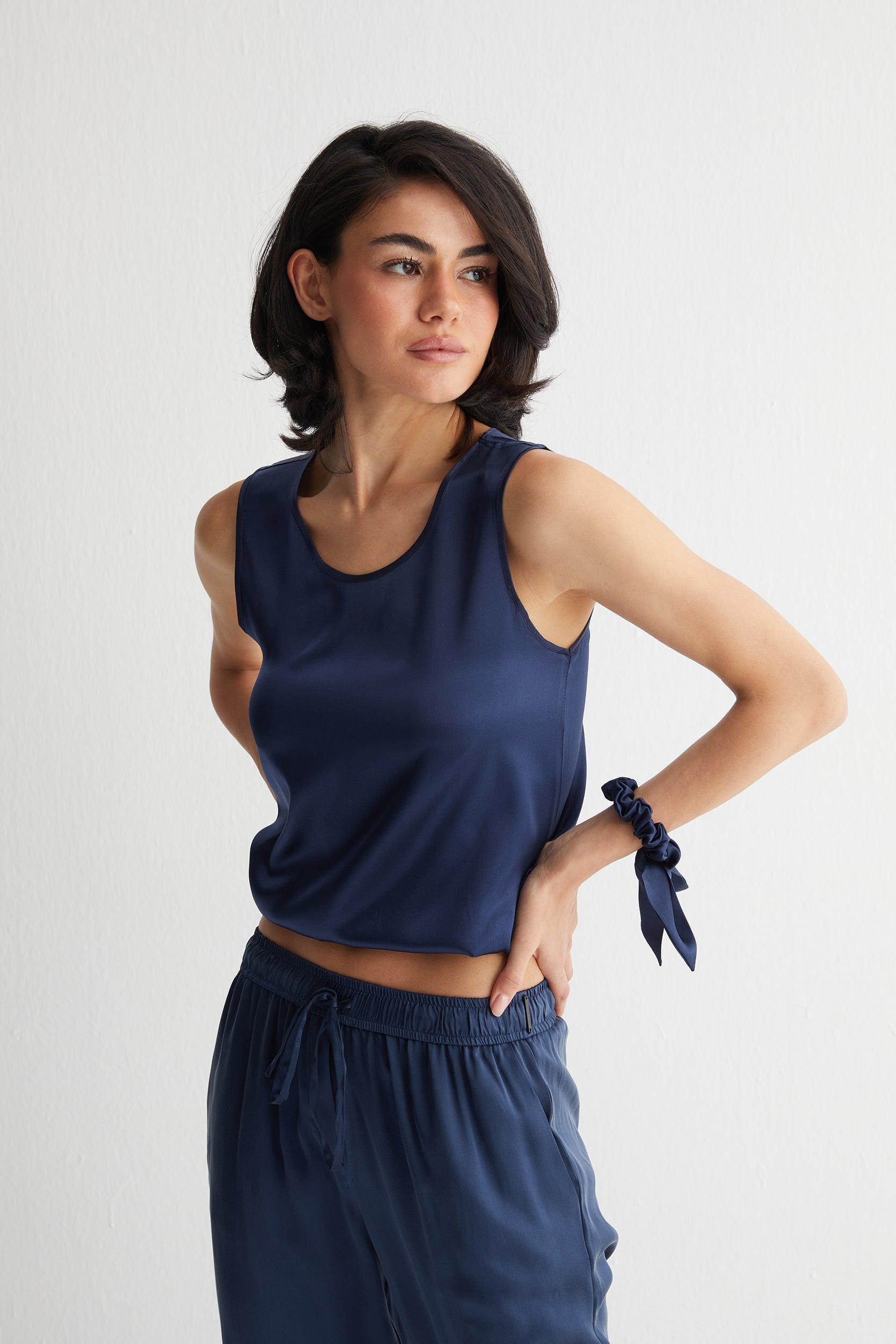 Lacivert Toscana İpek Yuvarlak Yaka Bluz