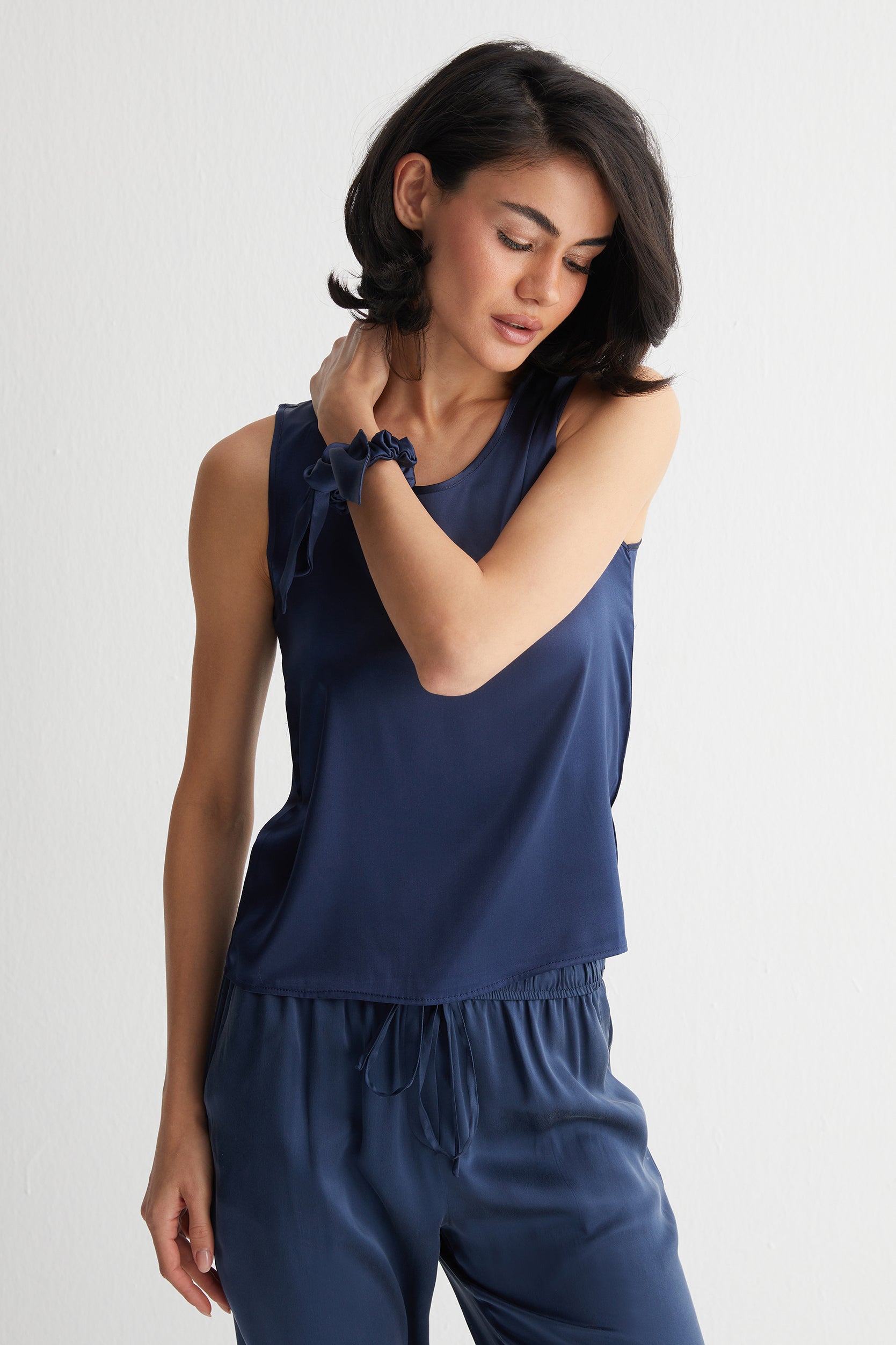 Lacivert Toscana İpek Yuvarlak Yaka Bluz