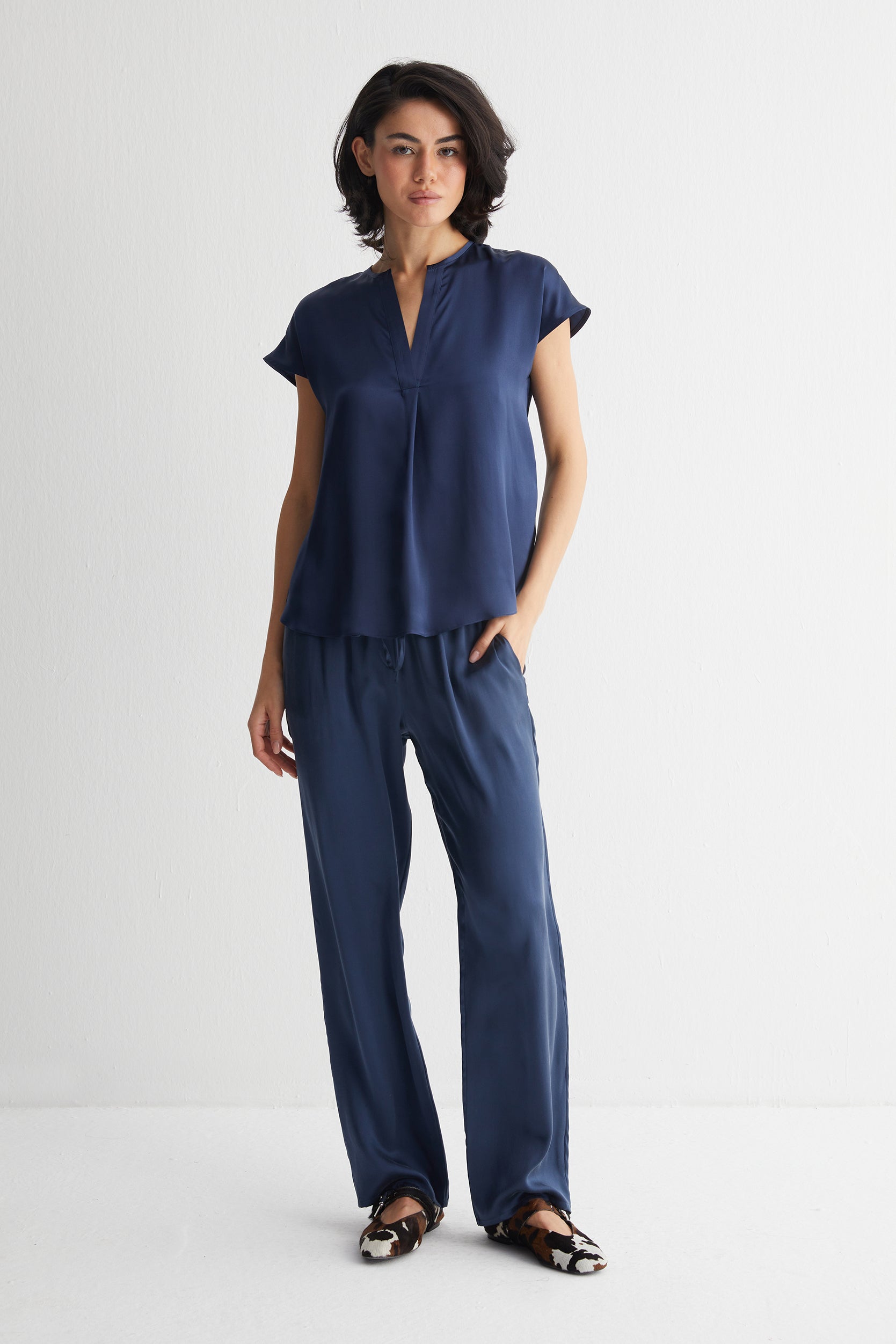 Lacivert Monica Saf İpek V Yaka Kısa Kollu Bluz