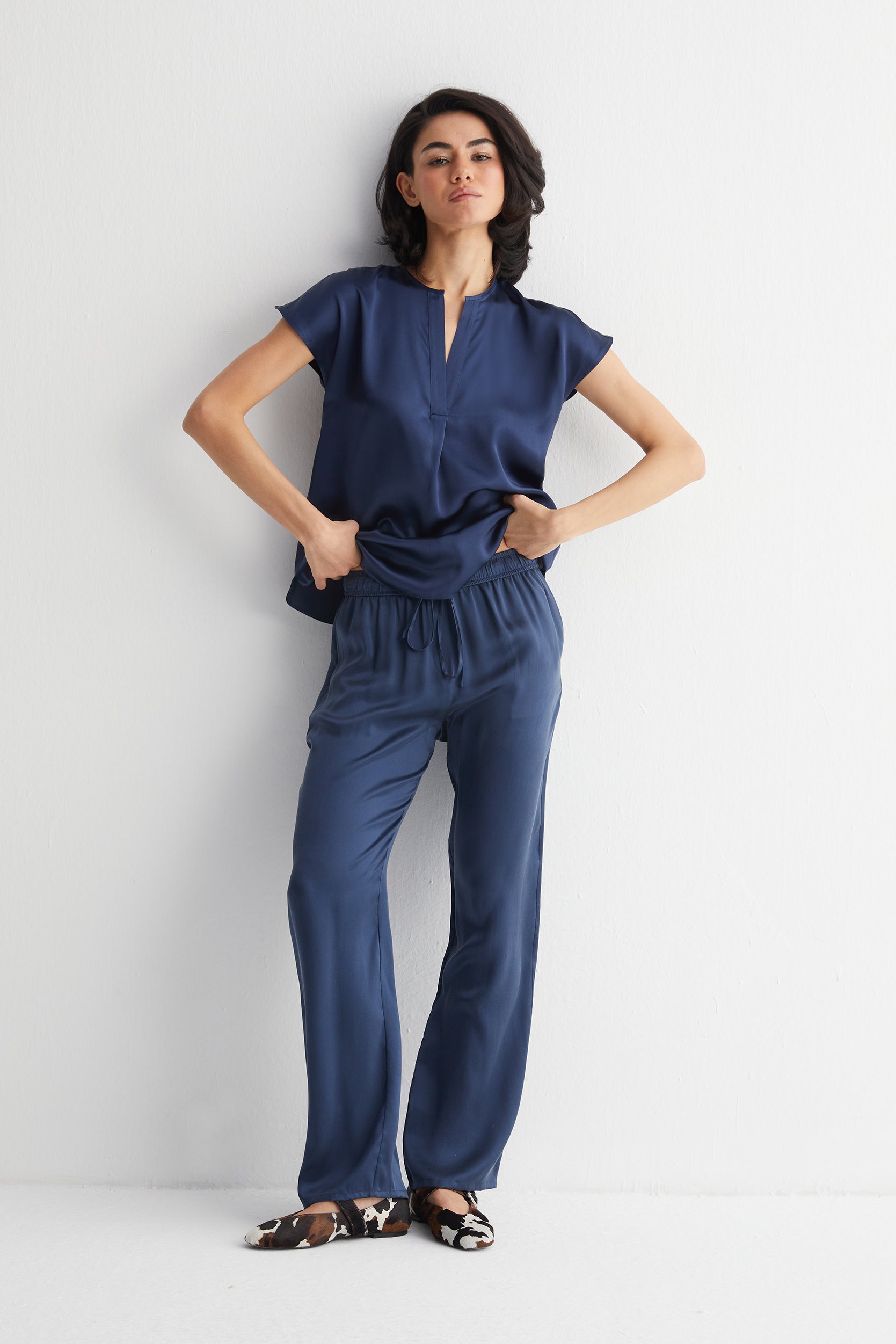 Lacivert Monica Saf İpek V Yaka Kısa Kollu Bluz