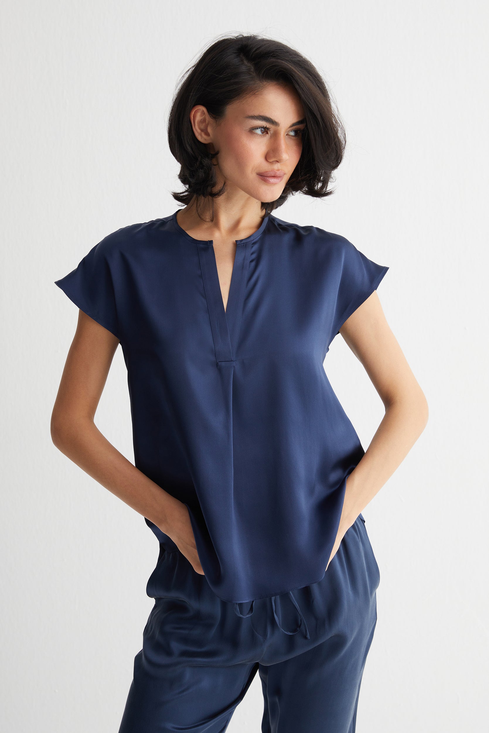 Lacivert Monica Saf İpek V Yaka Kısa Kollu Bluz