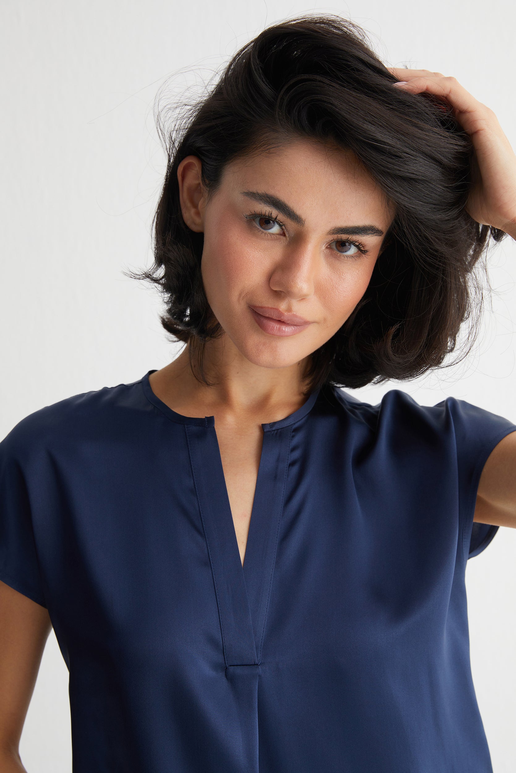 Lacivert Monica Saf İpek V Yaka Kısa Kollu Bluz