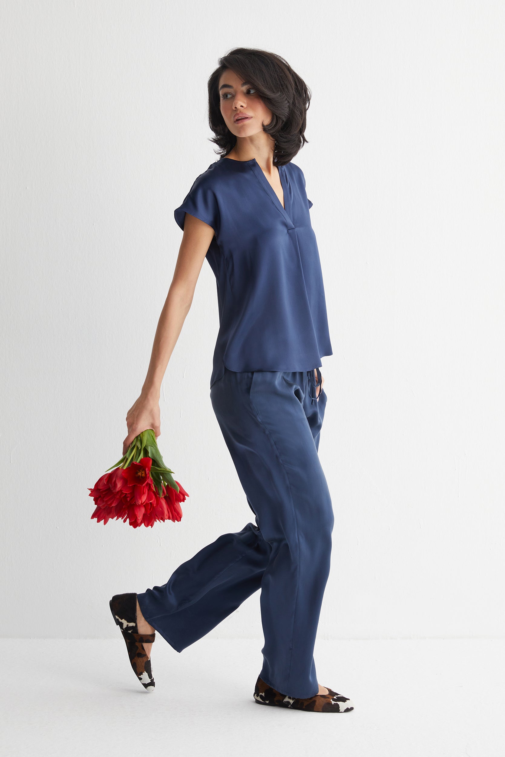 Lacivert Monica Saf İpek V Yaka Kısa Kollu Bluz