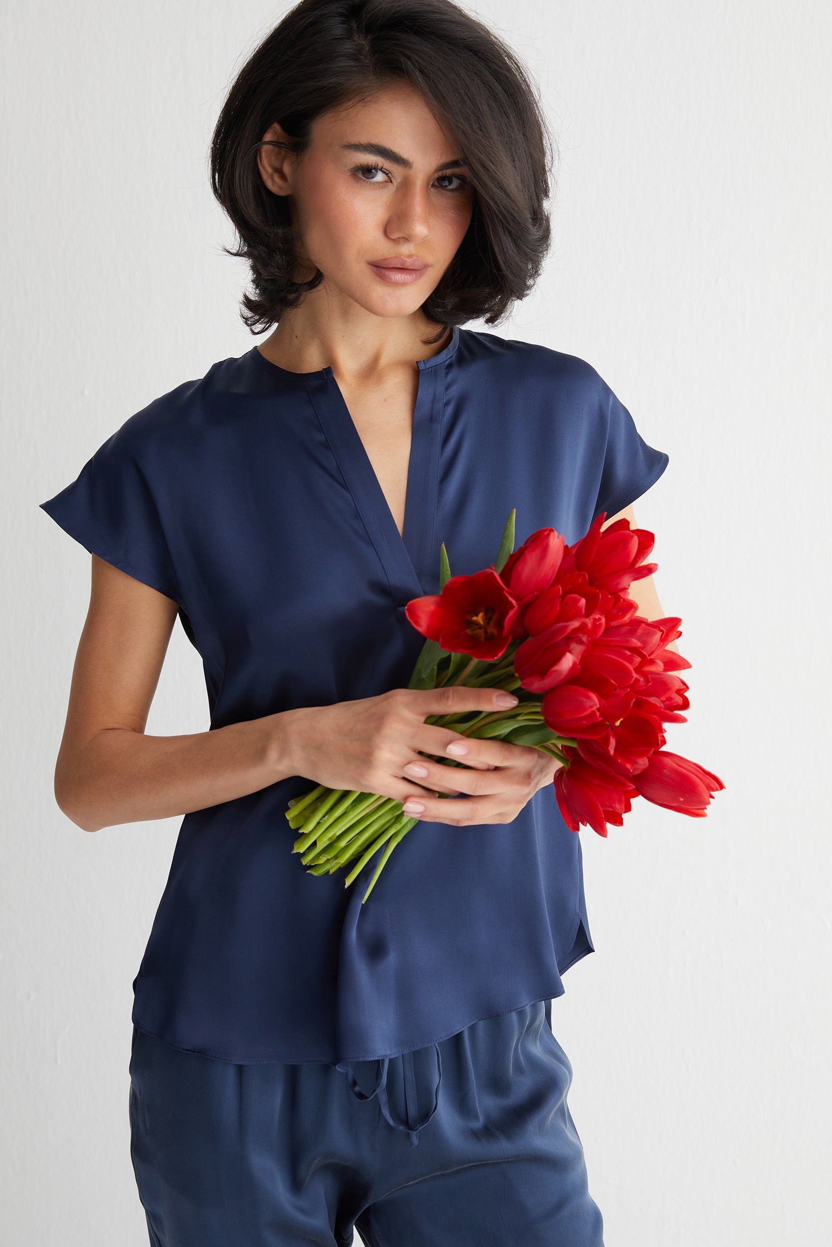 Lacivert Monica Saf İpek V Yaka Kısa Kollu Bluz