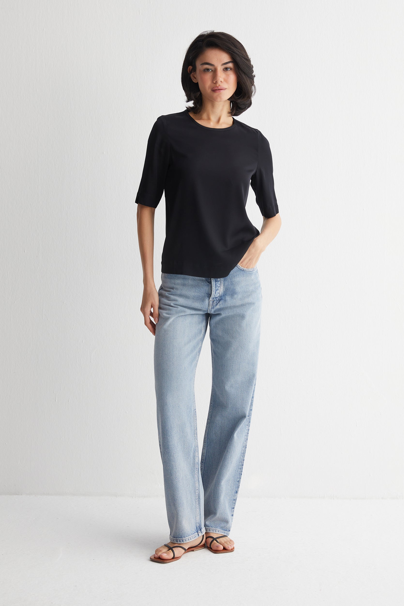 Siyah Toscana İpek Yuvarlak Yaka Yarım Kollu Bluz