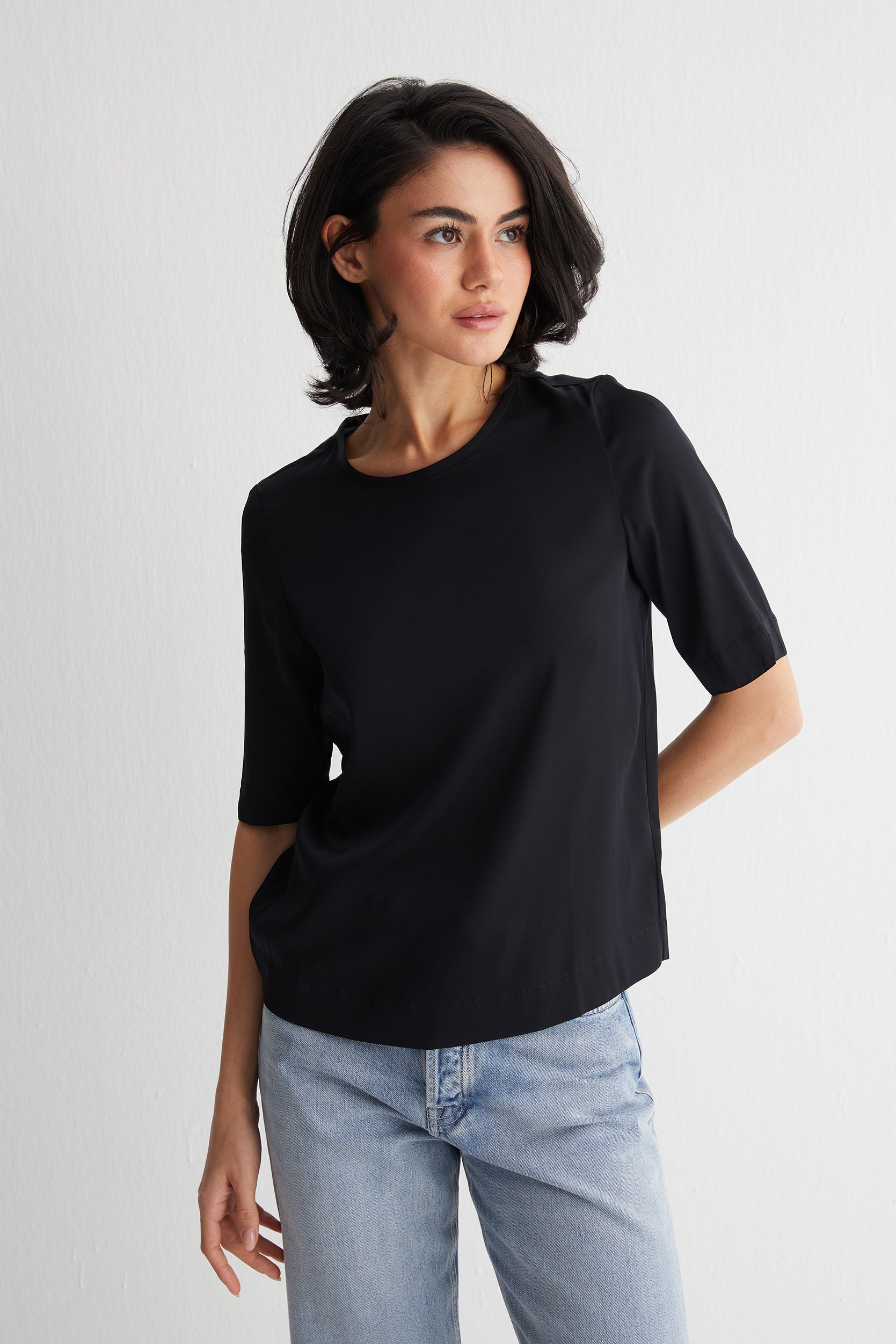 Siyah Toscana İpek Yuvarlak Yaka Yarım Kollu Bluz