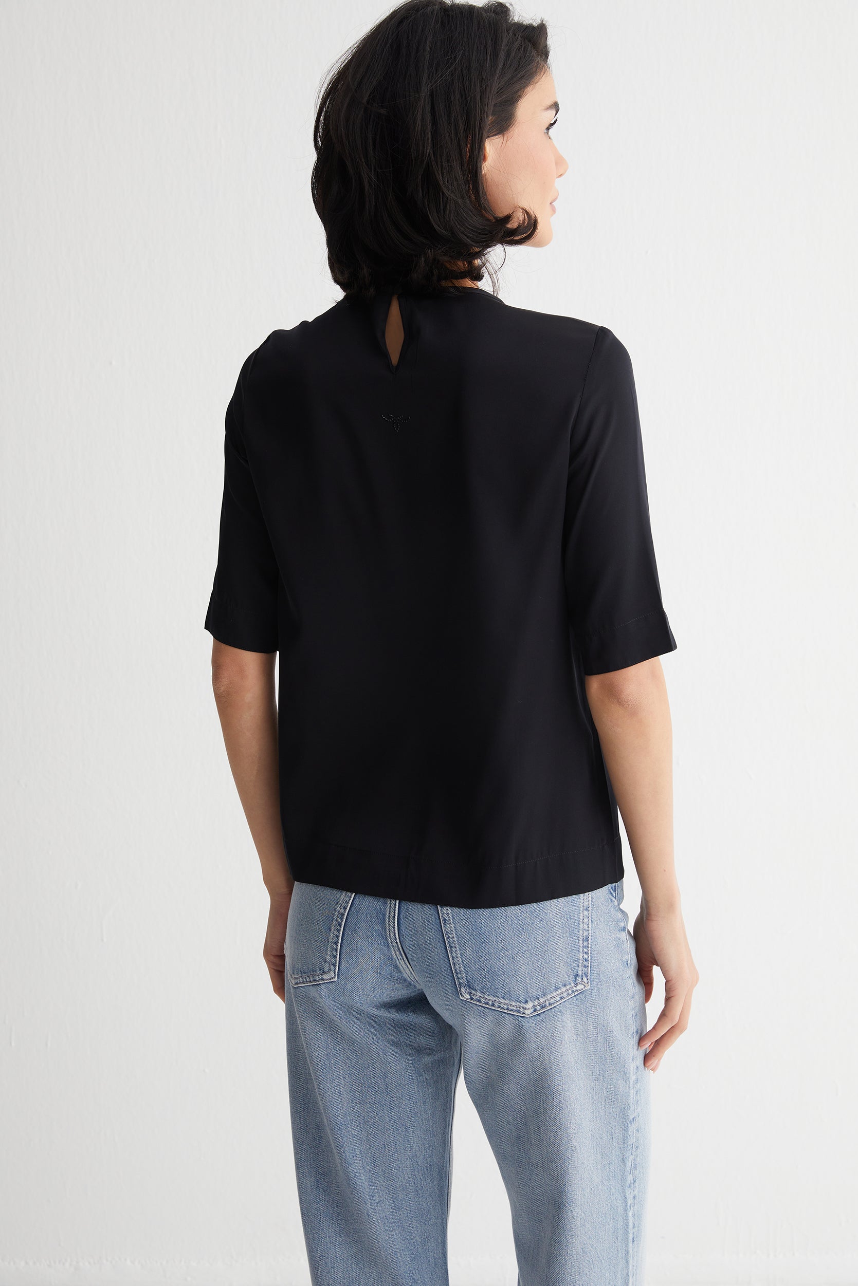 Siyah Toscana İpek Yuvarlak Yaka Yarım Kollu Bluz