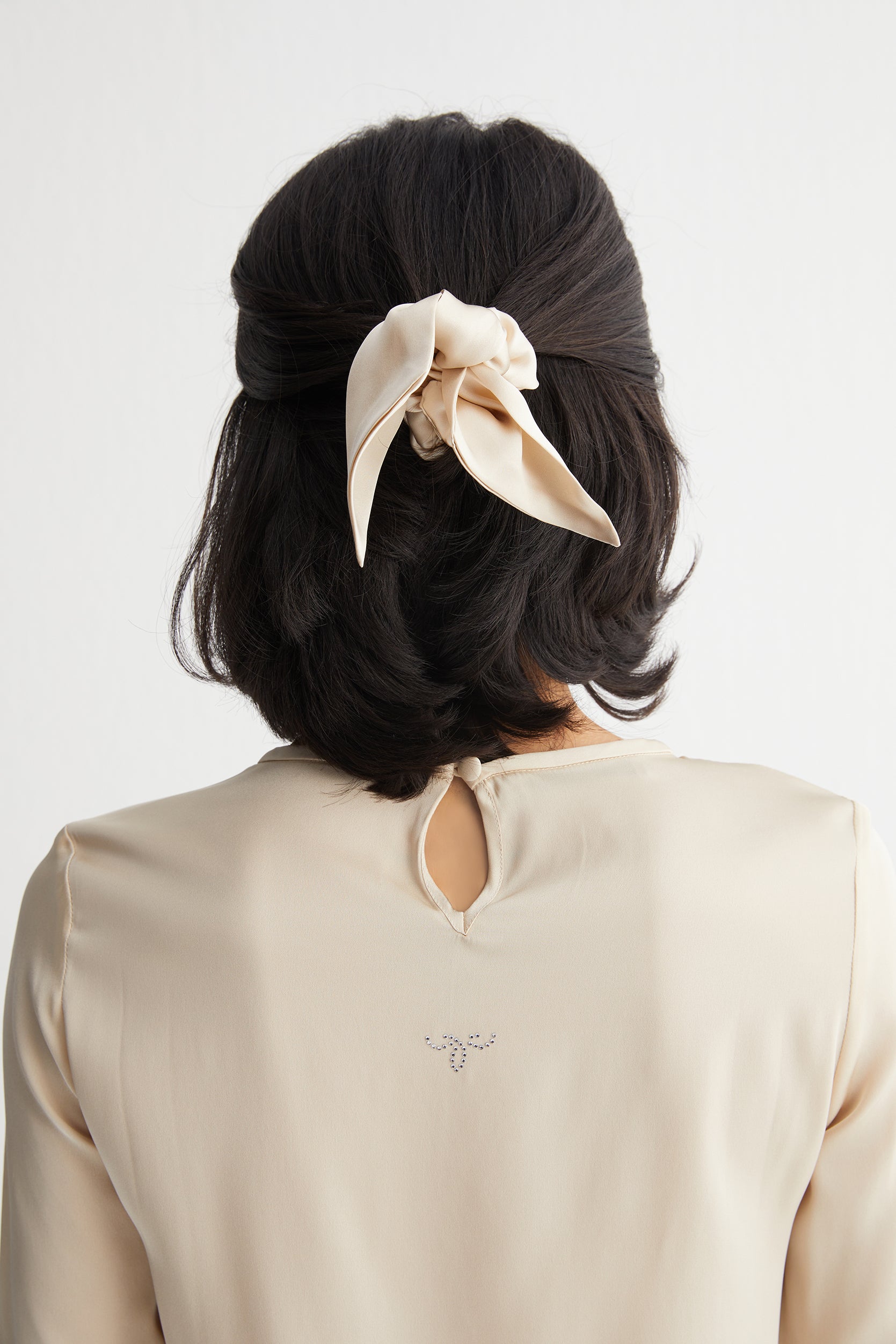 Bej Toscana İpek Yuvarlak Yaka Yarım Kollu Bluz