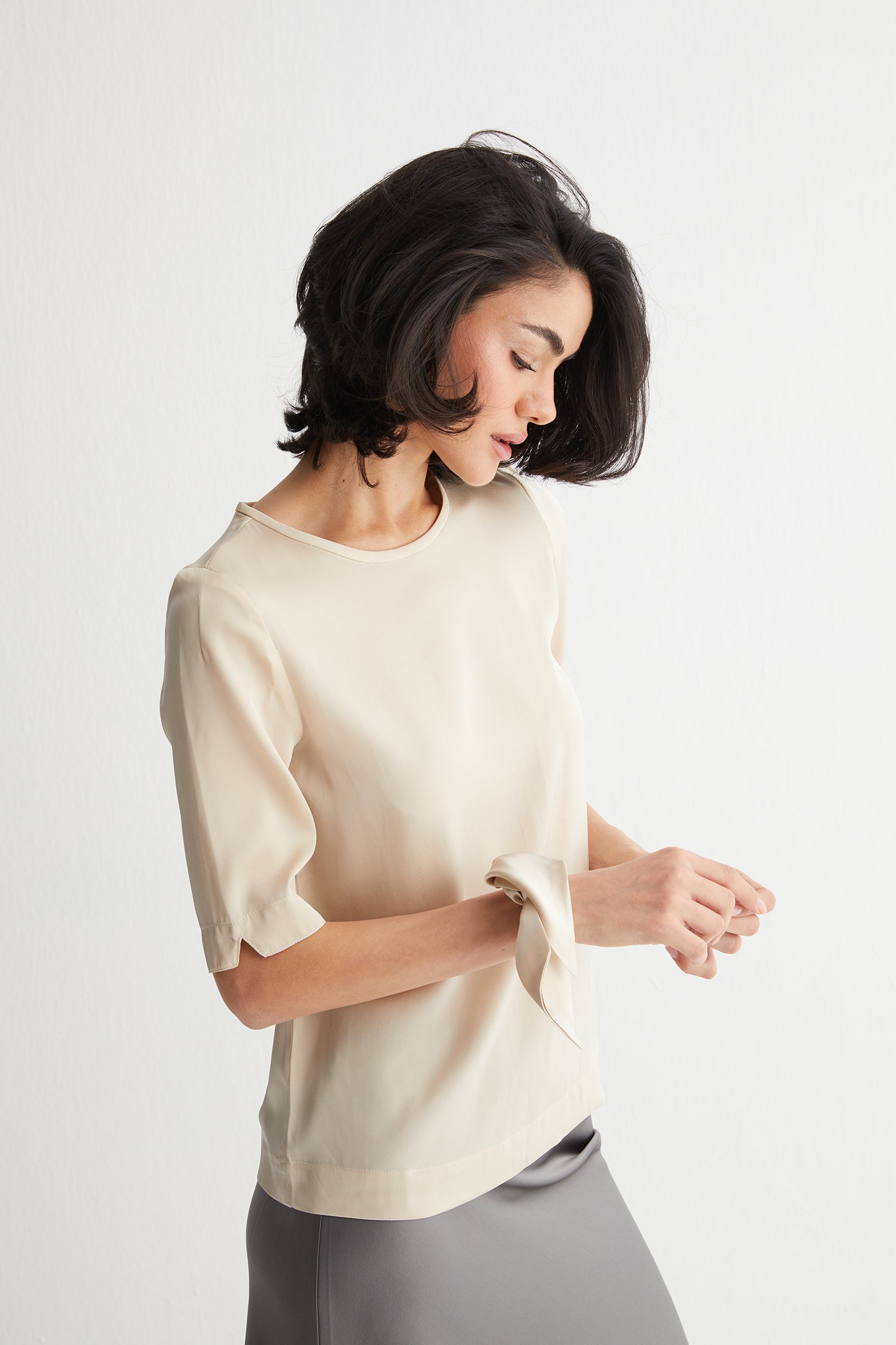 Bej Toscana İpek Yuvarlak Yaka Yarım Kollu Bluz