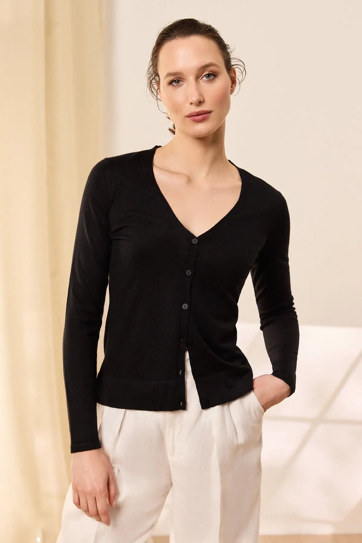 Siyah İpek ve Kaşmir Düğmeli V Yaka Uzun Kollu Aleyna Hırka Silk and Cashmere