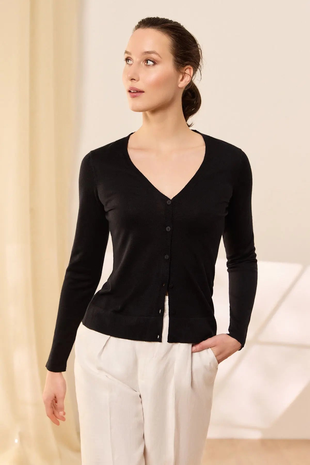 Siyah İpek ve Kaşmir Düğmeli V Yaka Uzun Kollu Aleyna Hırka Silk and Cashmere