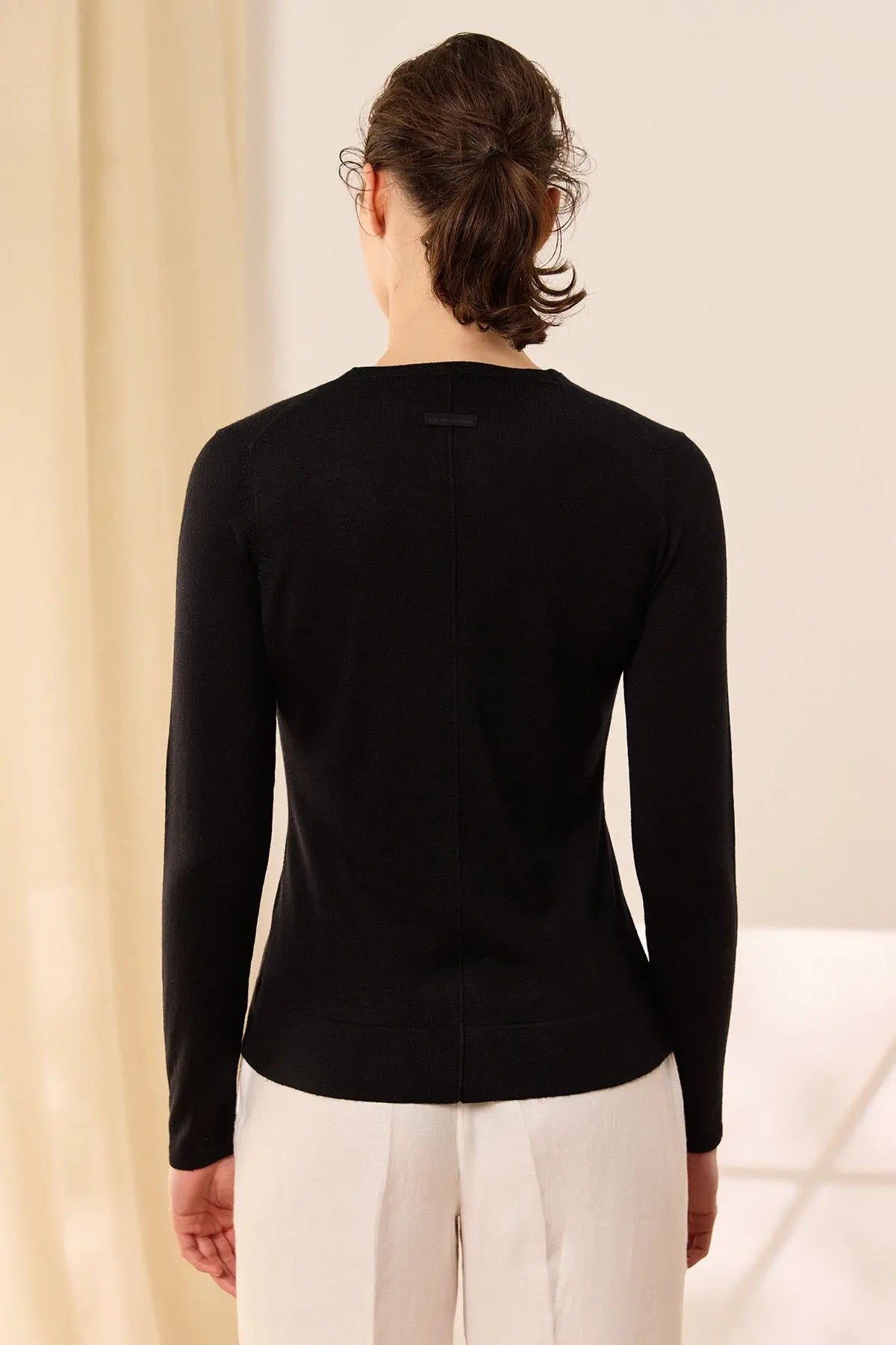 Siyah İpek ve Kaşmir Düğmeli V Yaka Uzun Kollu Aleyna Hırka Silk and Cashmere