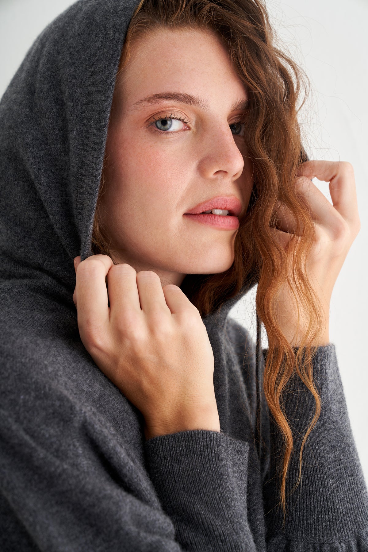 Orta Gri Melanj Agata Saf Kaşmir Kapüşonlu Kazak