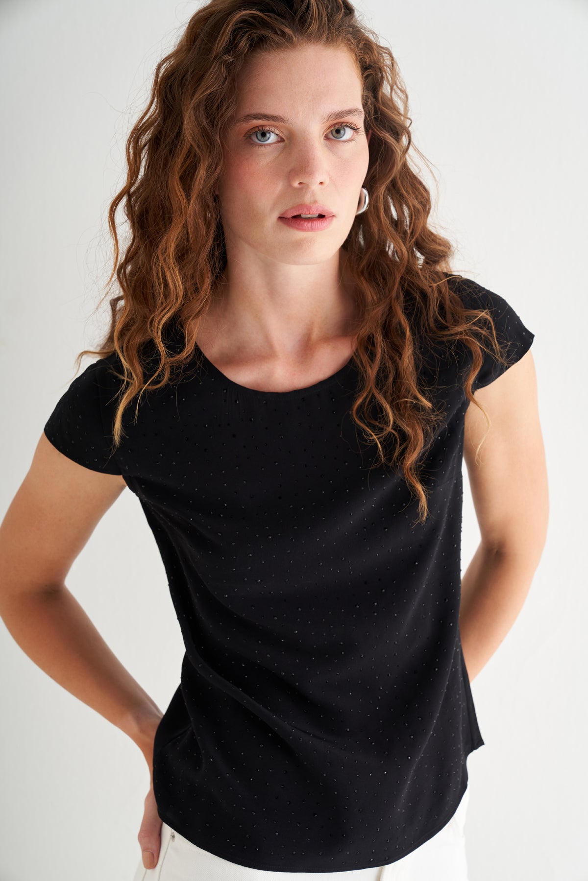 Siyah Nature Saf İpek Taş Süslemeli Yuvarlak Yaka Kısa Kollu Bluz