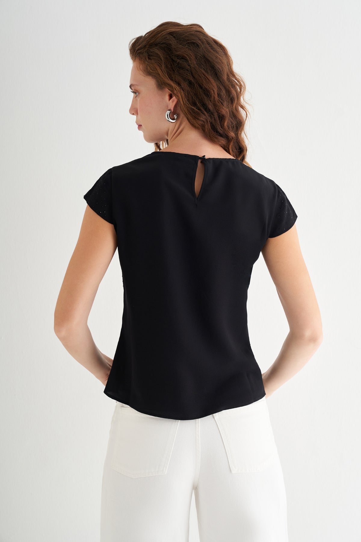 Siyah Nature Saf İpek Taş Süslemeli Yuvarlak Yaka Kısa Kollu Bluz