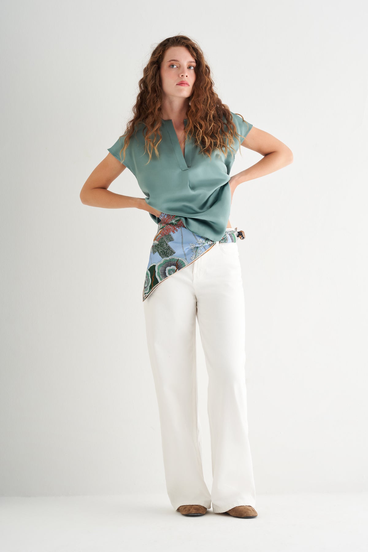 Adaçayı Yeşili Monica Saf İpek V Yaka Kısa Kollu Bluz