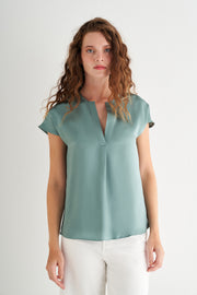 Adaçayı Yeşili Monica Saf İpek V Yaka Kısa Kollu Bluz