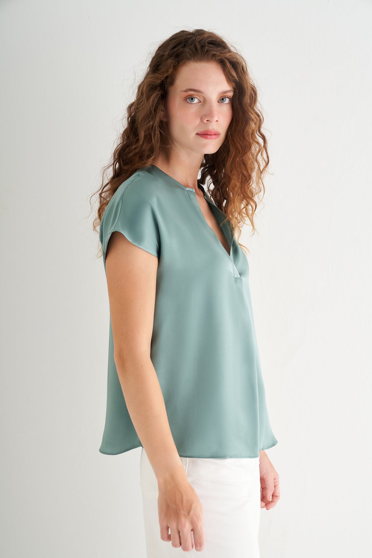 Adaçayı Yeşili Monica Saf İpek V Yaka Kısa Kollu Bluz
