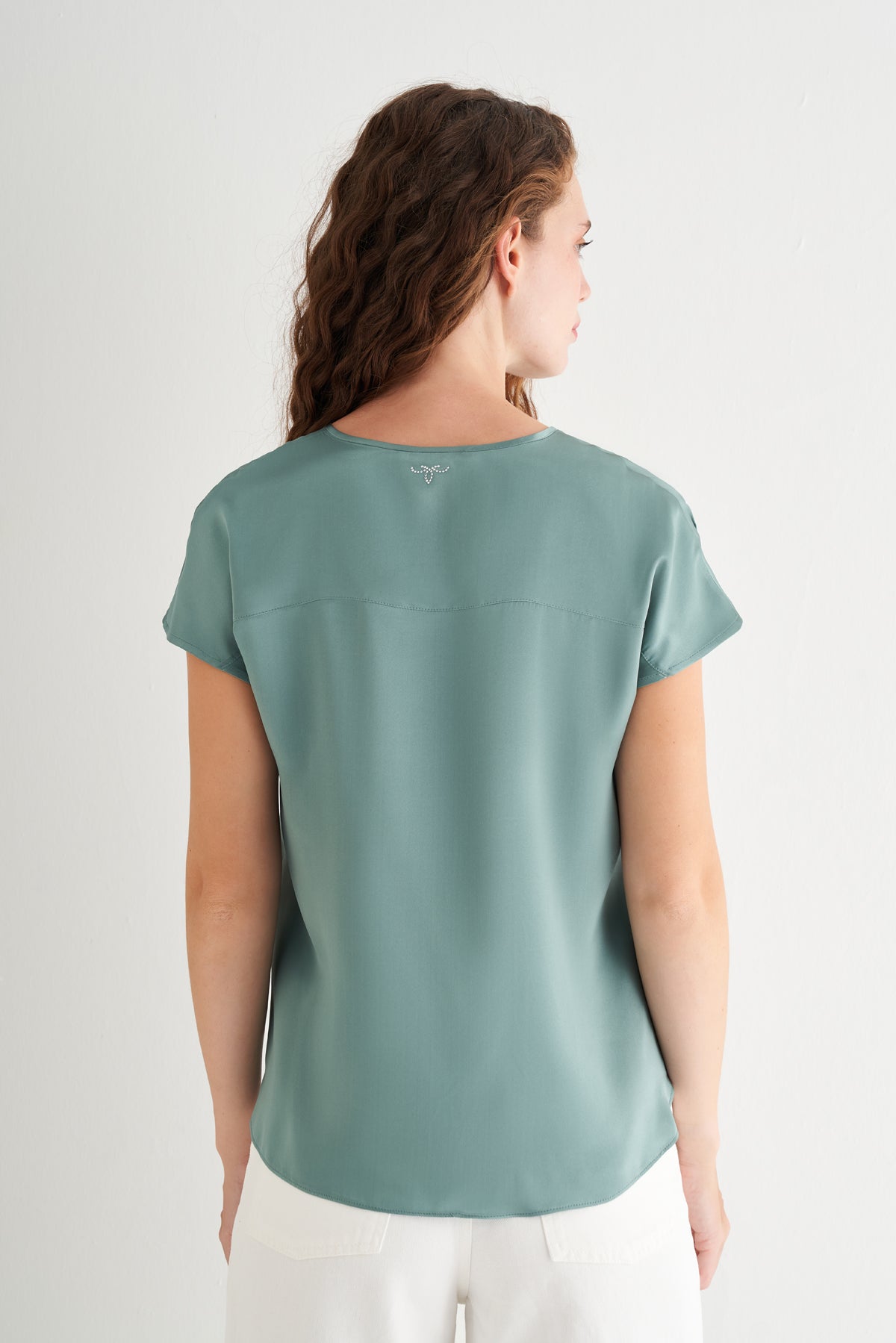 Adaçayı Yeşili Monica Saf İpek V Yaka Kısa Kollu Bluz