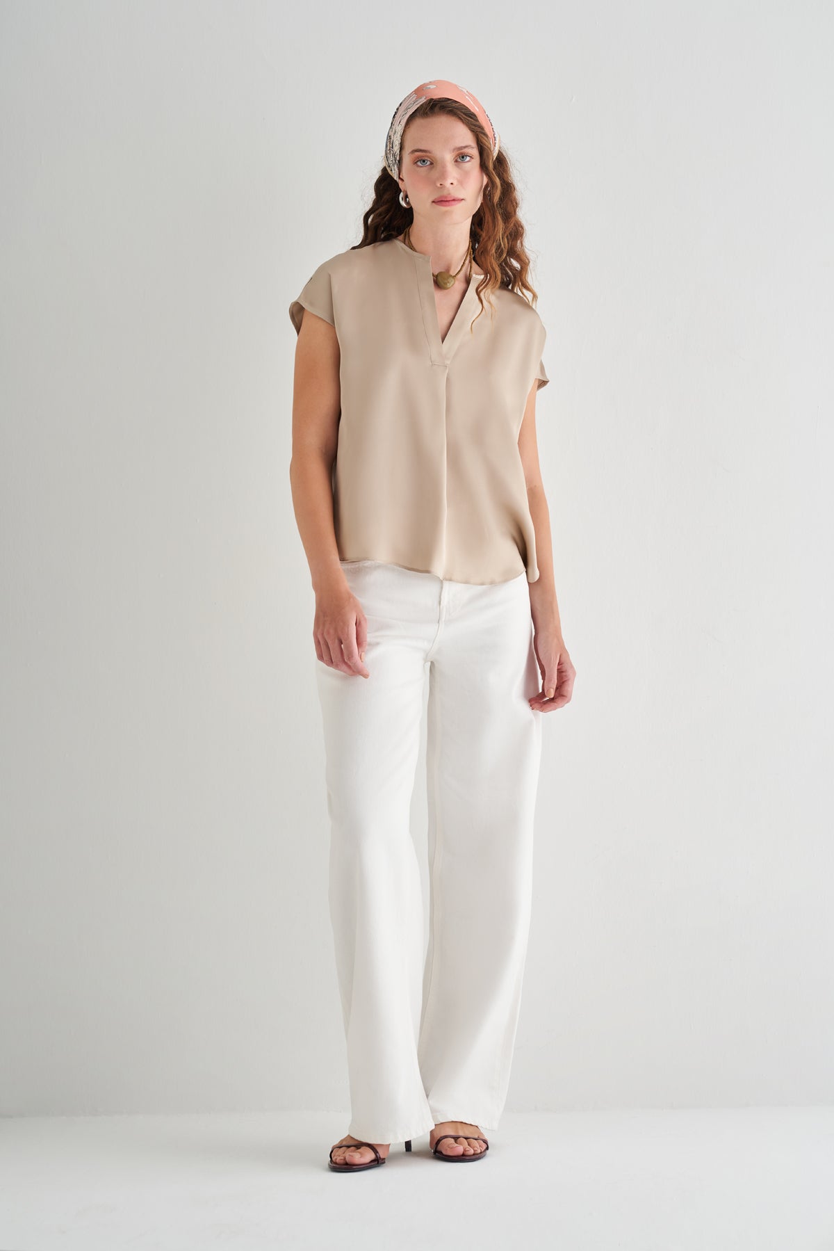 Bej Monica Saf İpek V Yaka Kısa Kollu Bluz